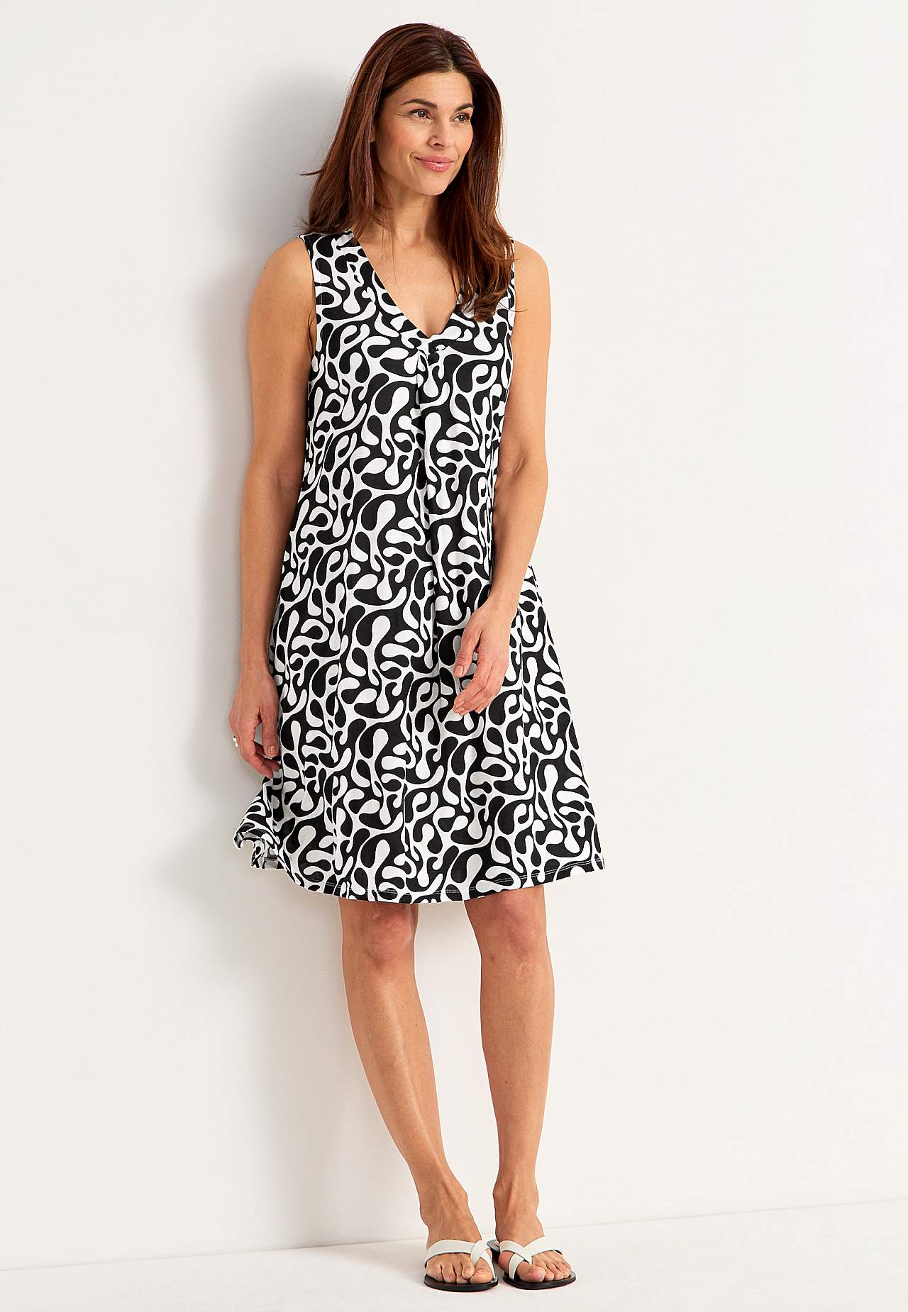 V-neck, sleeveless jersey dress