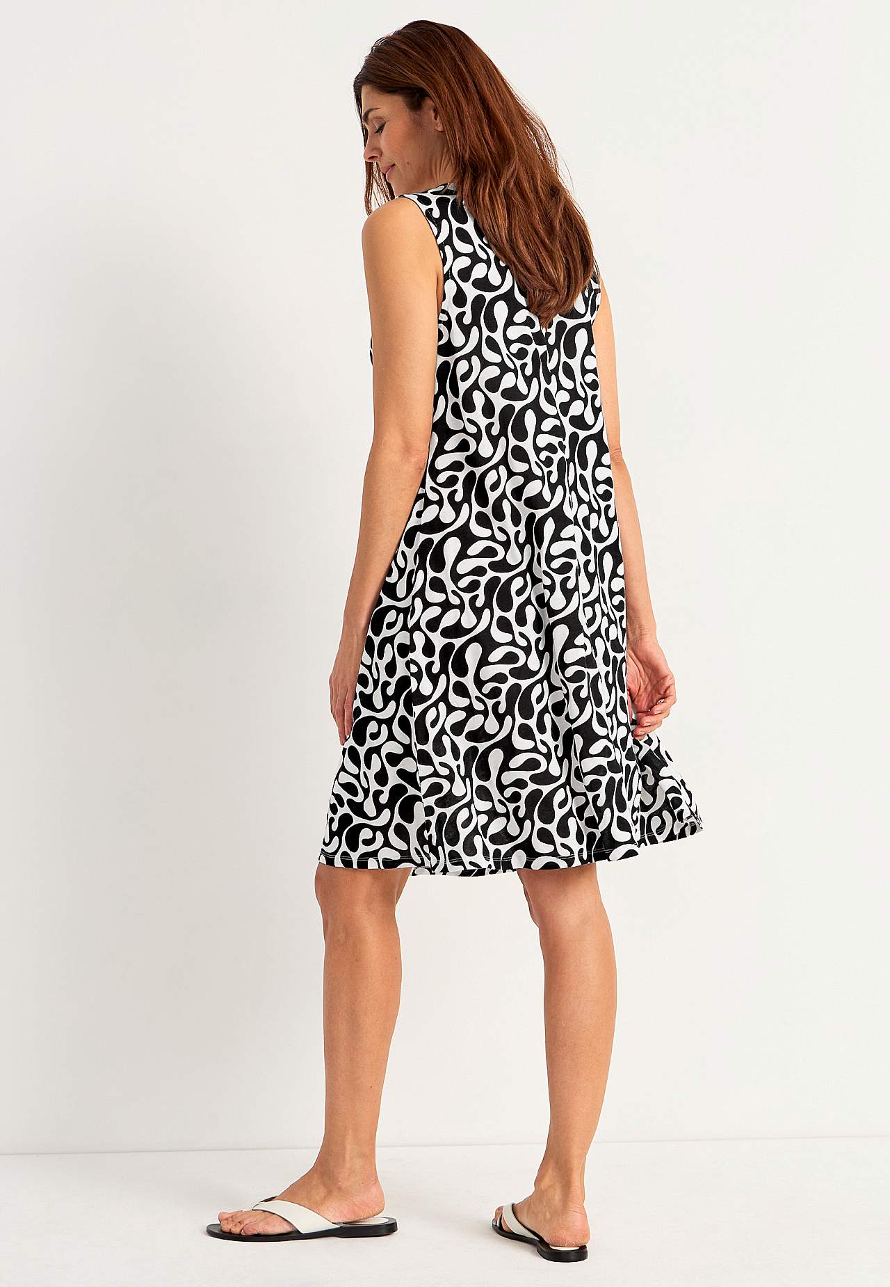 V-neck, sleeveless jersey dress