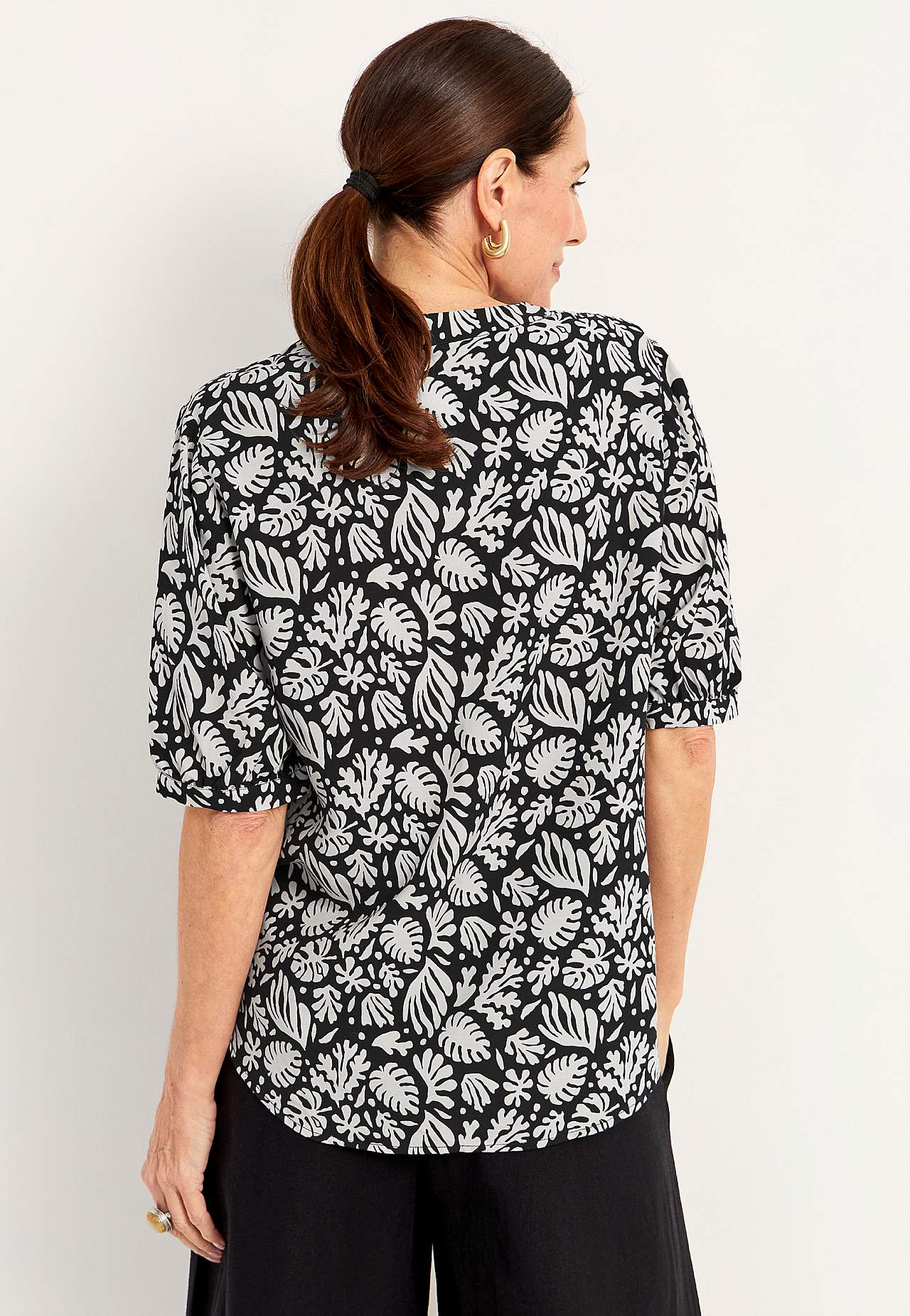 Short-sleeved blouse