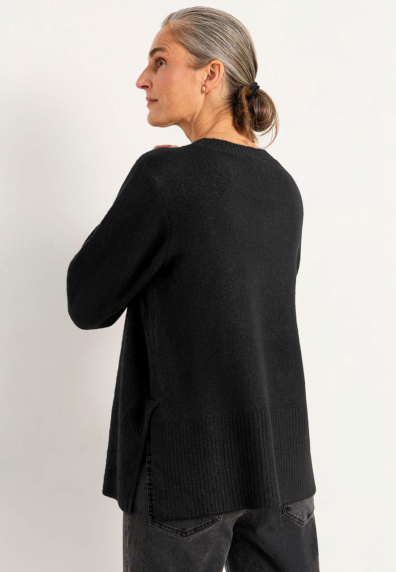 Knitted sweater with slits