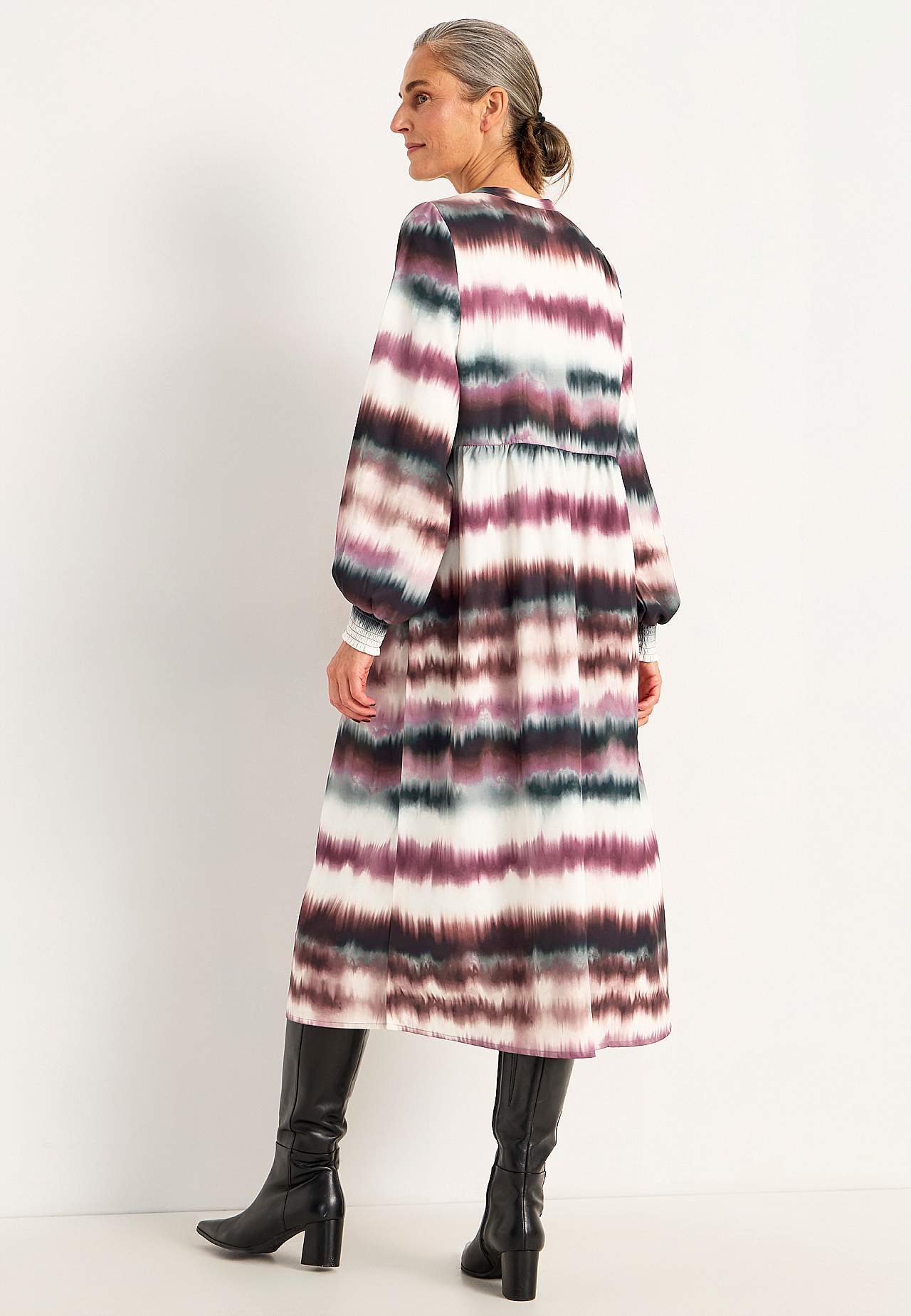 Dress with puff sleeves