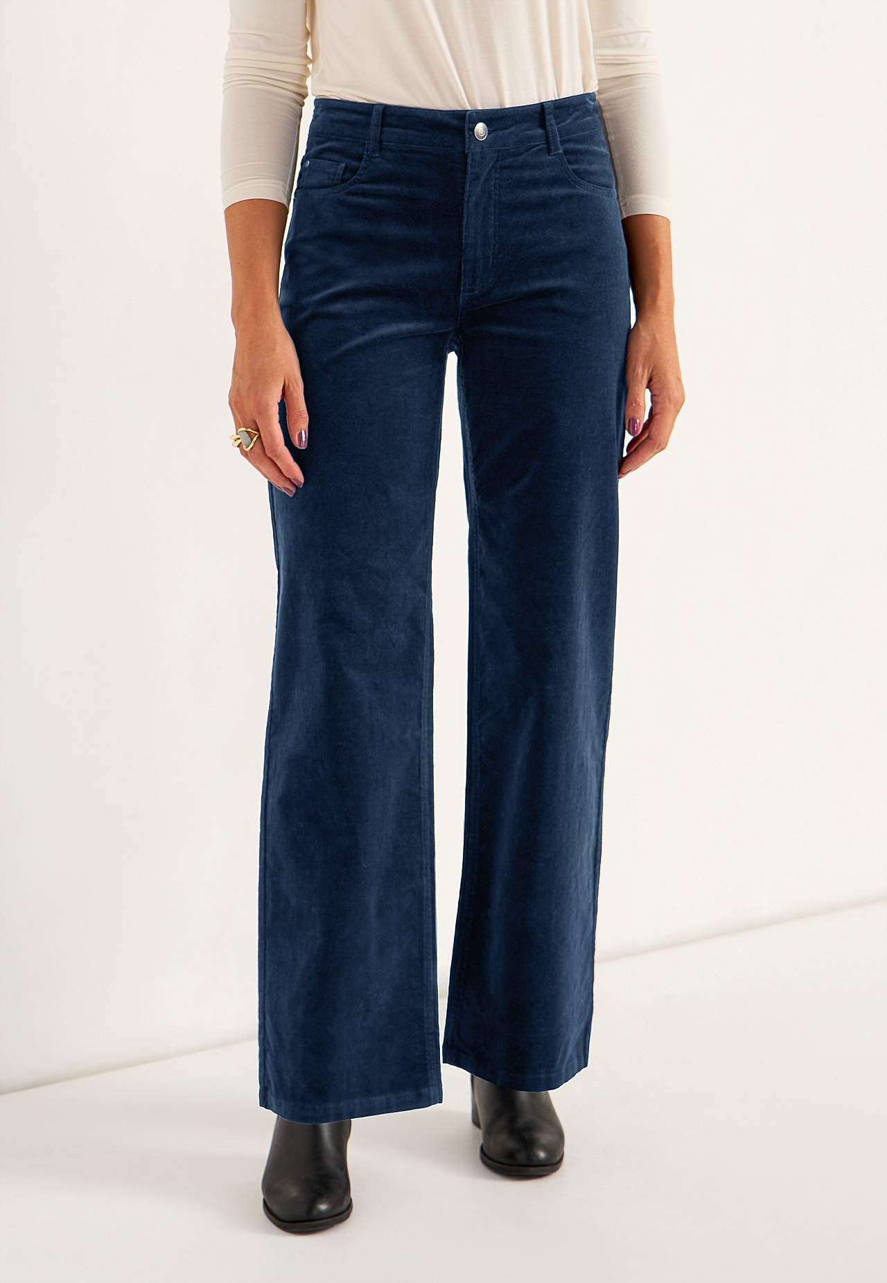 Stretchy corduroy trouser with wide legs