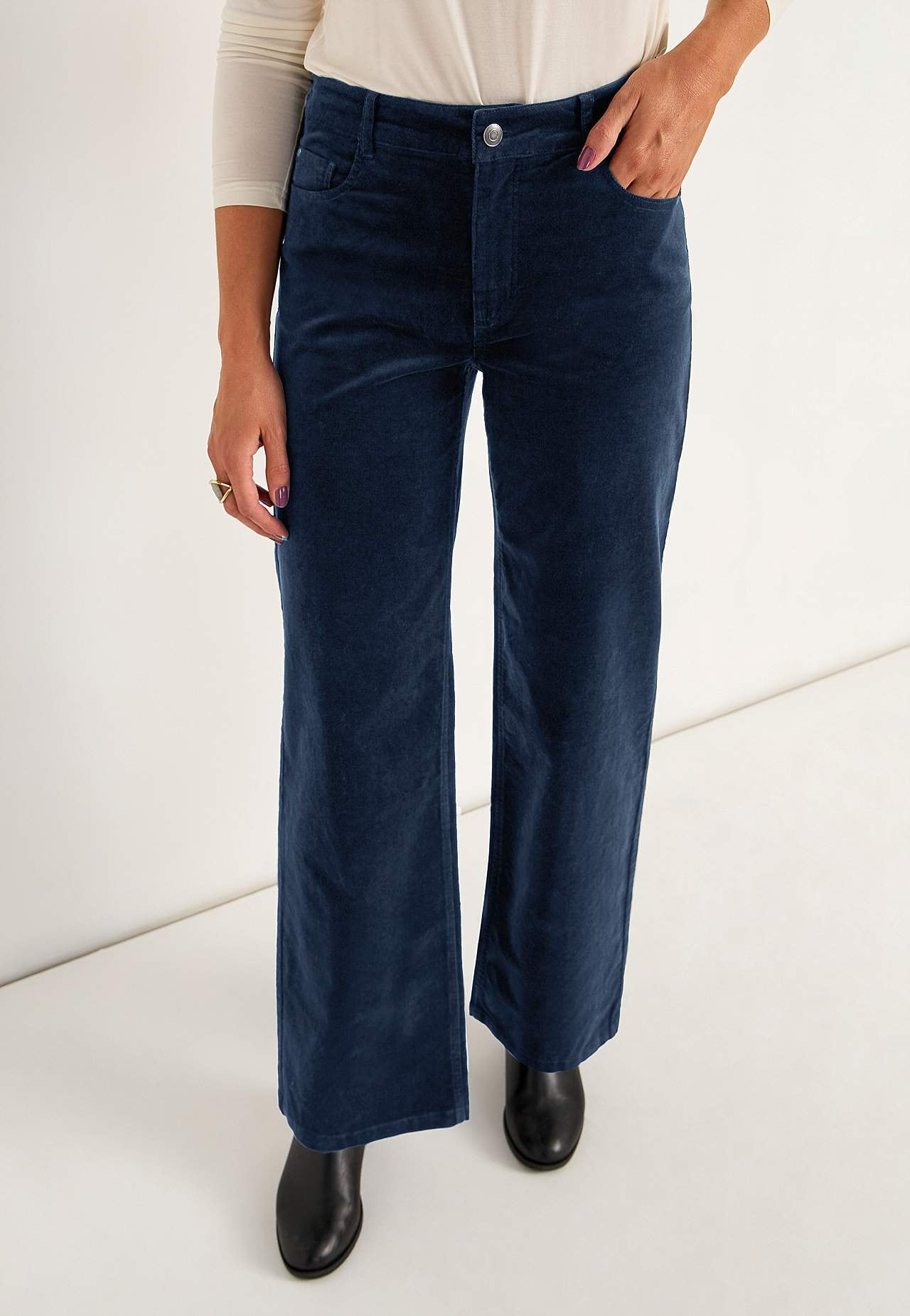 Stretchy corduroy trouser with wide legs
