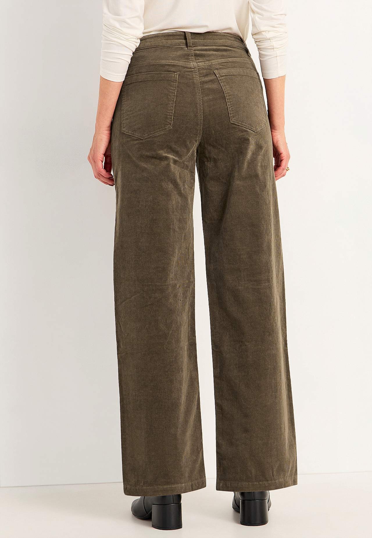Stretchy corduroy trouser with wide legs
