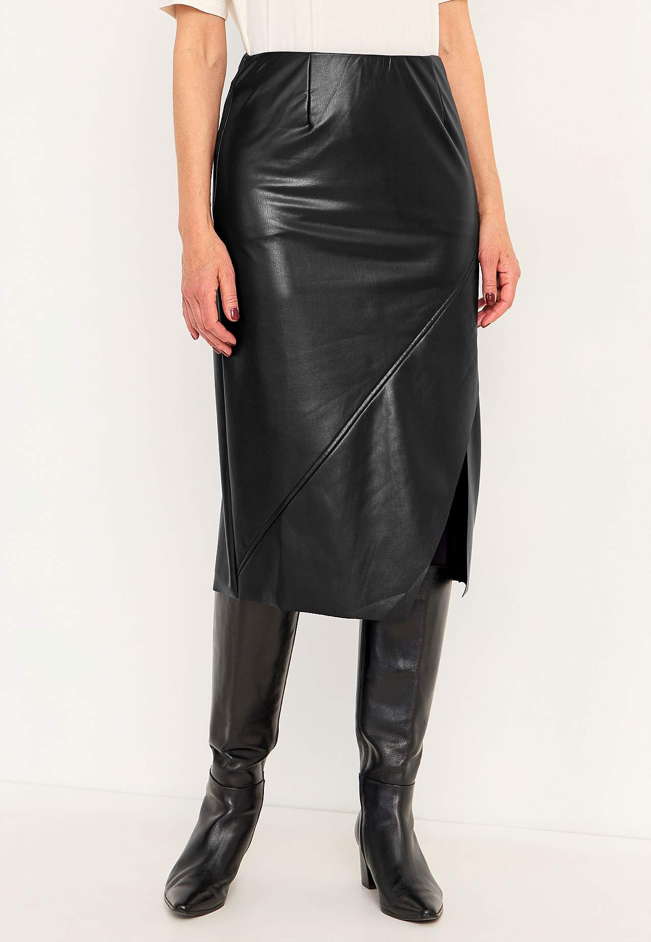 Skirt in faux leather