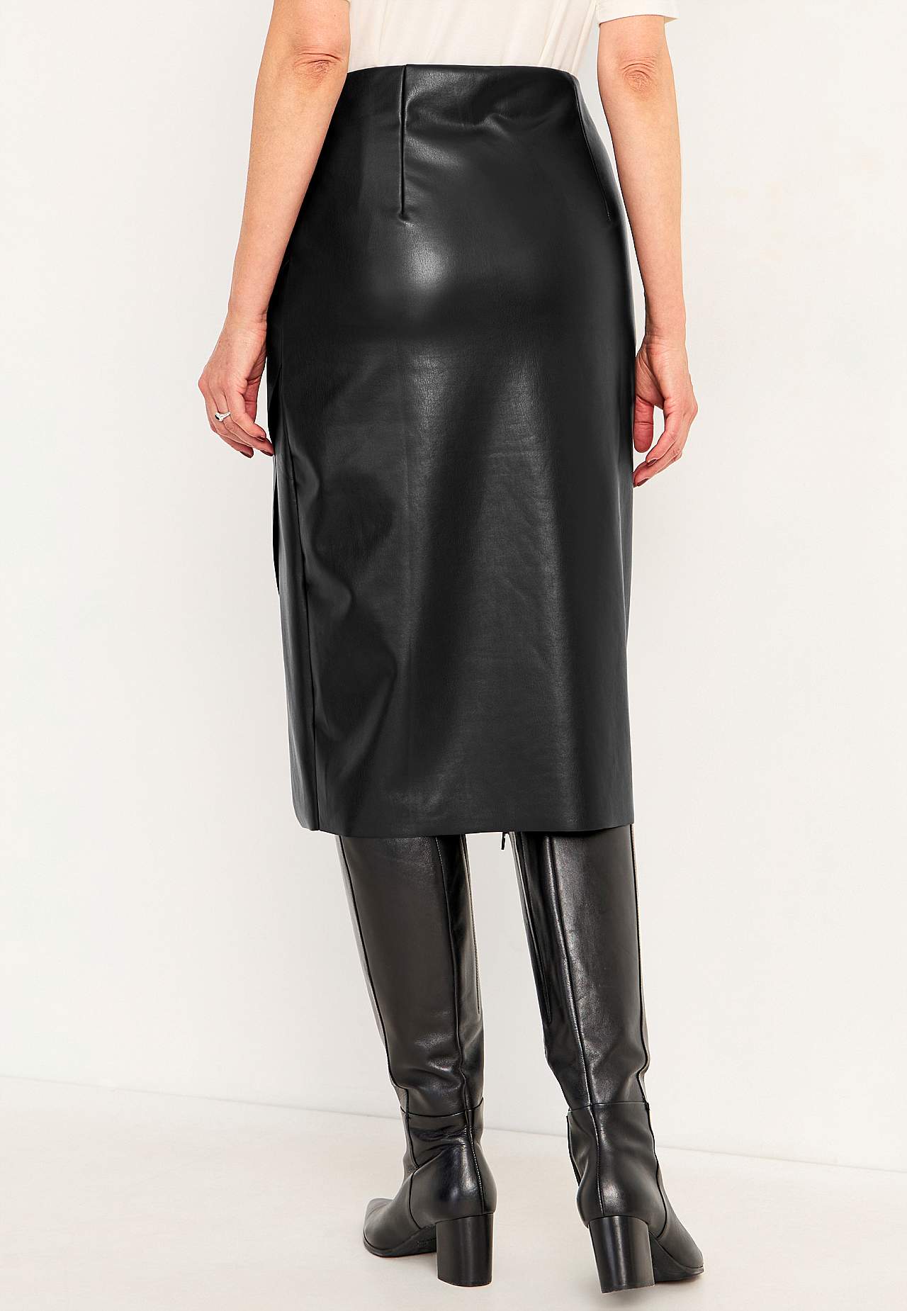 Skirt in faux leather