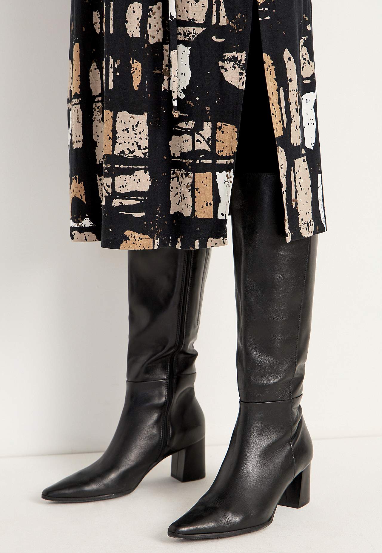 Jersey dress with self-tie belt