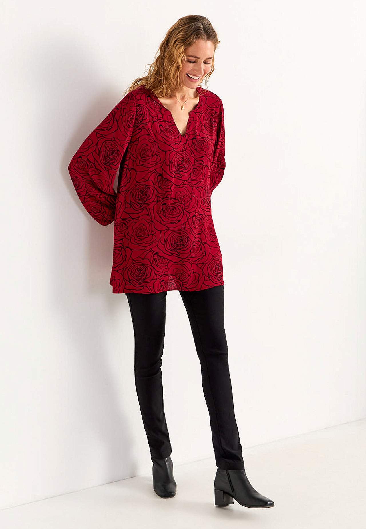 Blouse in viscose with a flower pattern