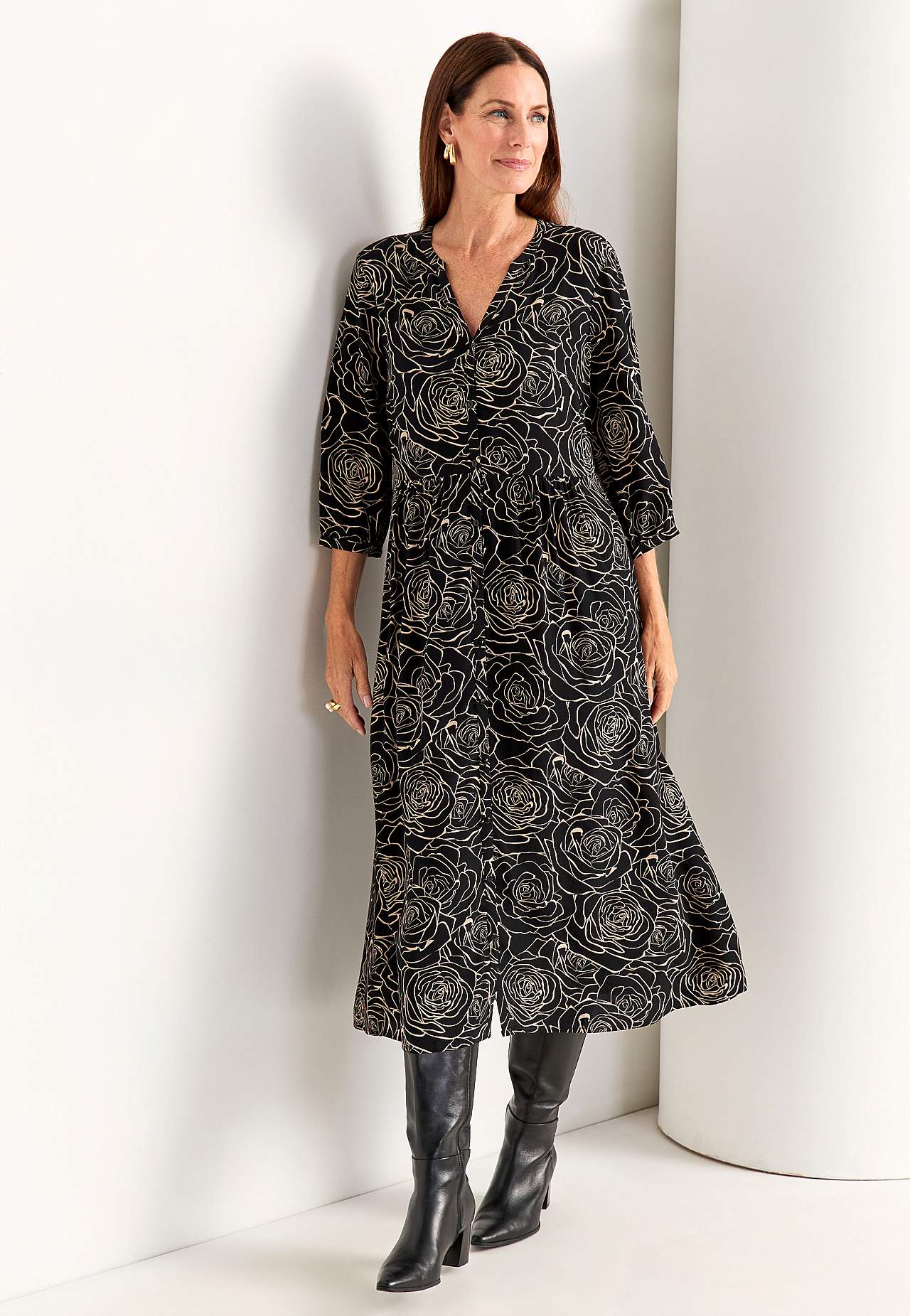 Dress in viscose with a flower pattern