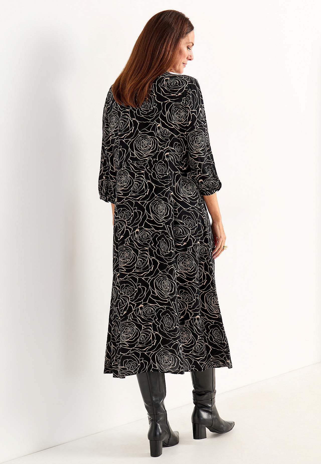 Dress in viscose with a flower pattern
