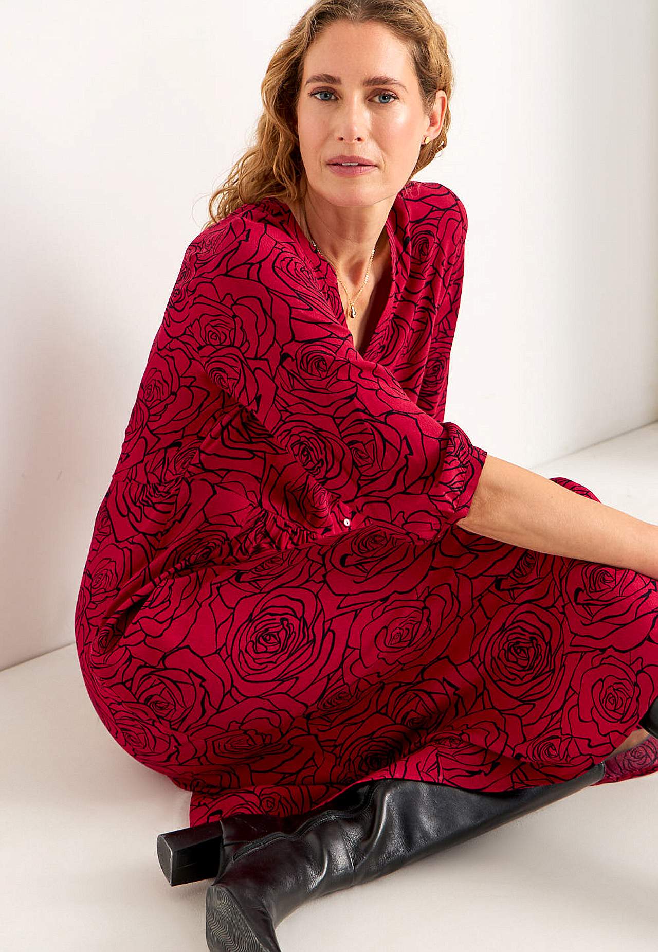 Dress in viscose with a flower pattern