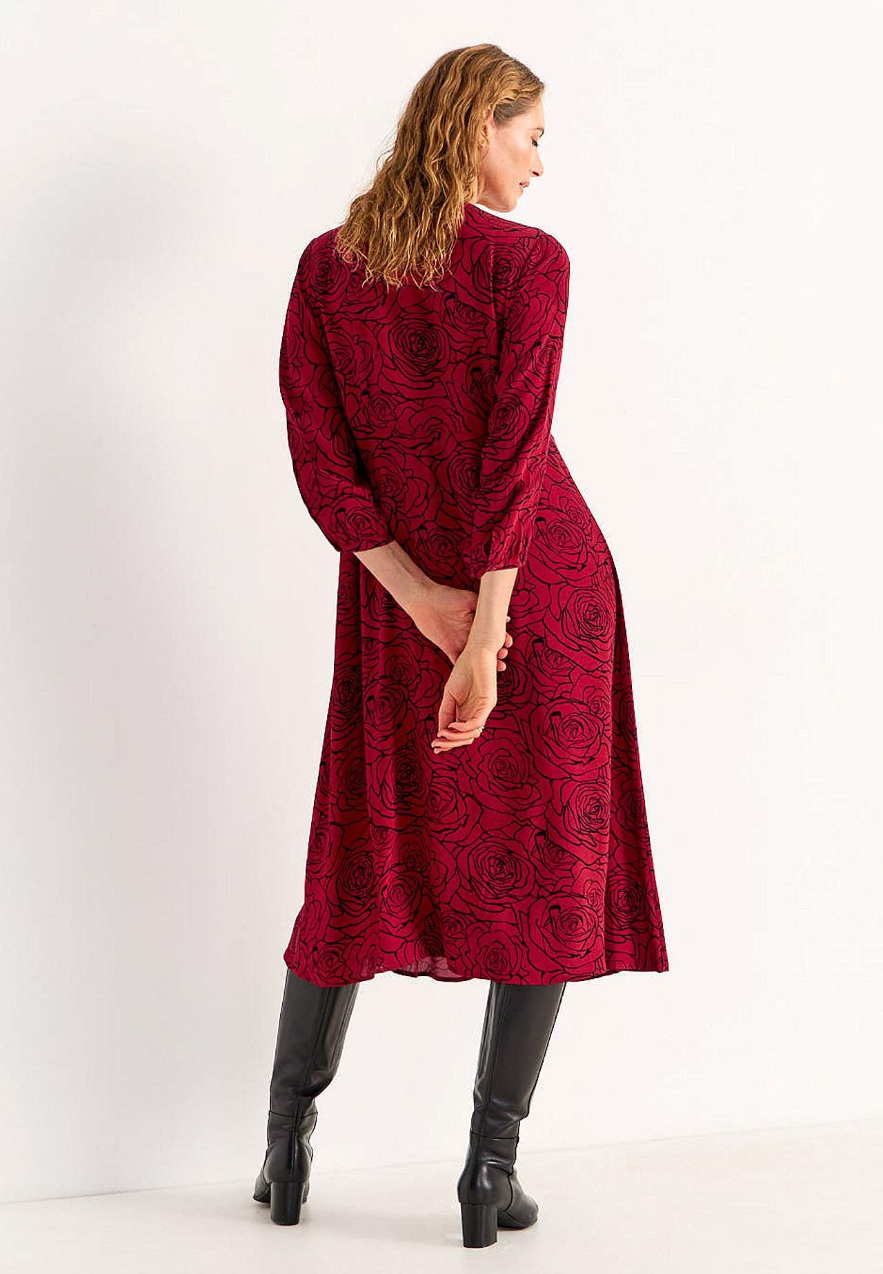 Dress in viscose with a flower pattern