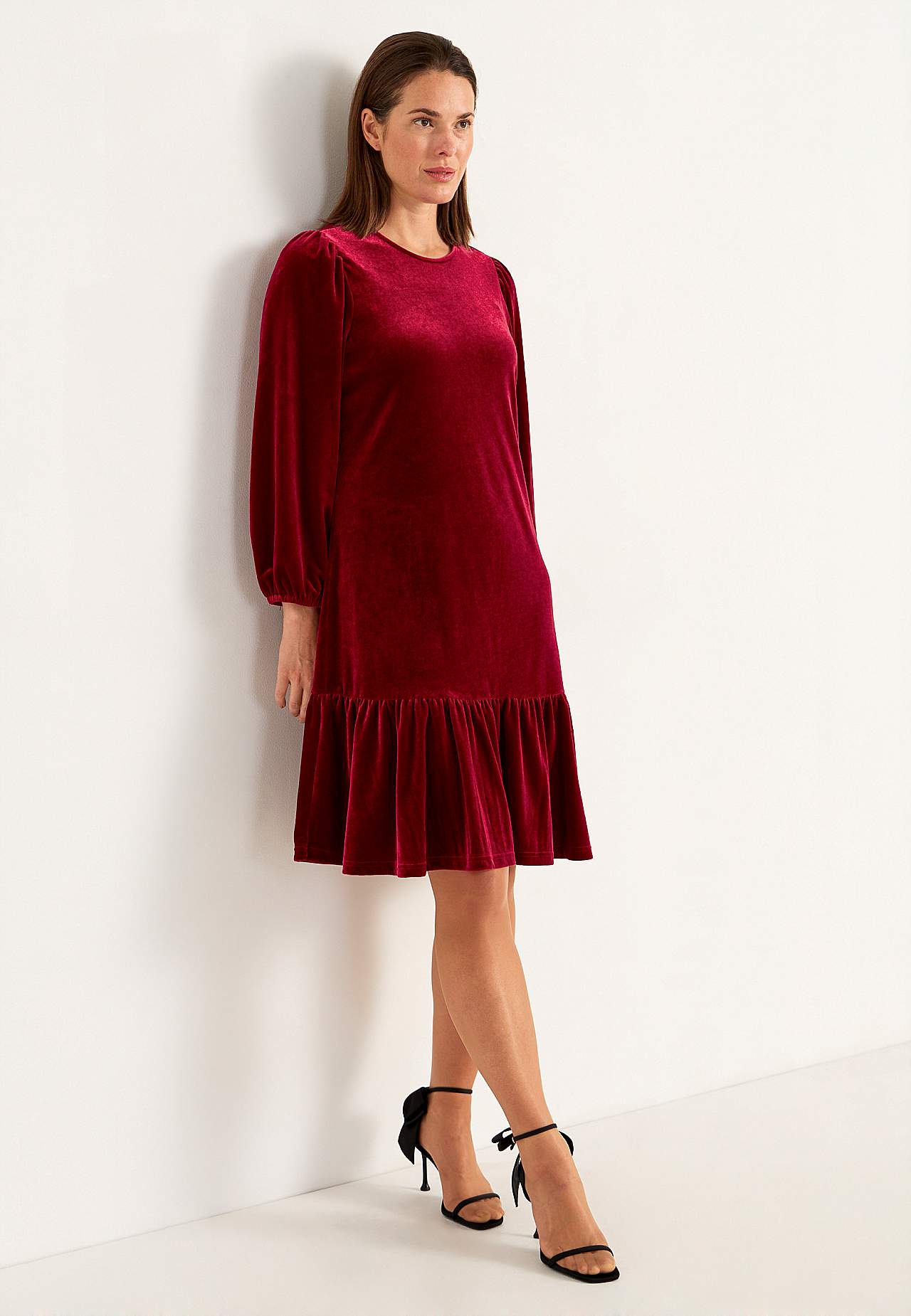 Dress in velour with flounce