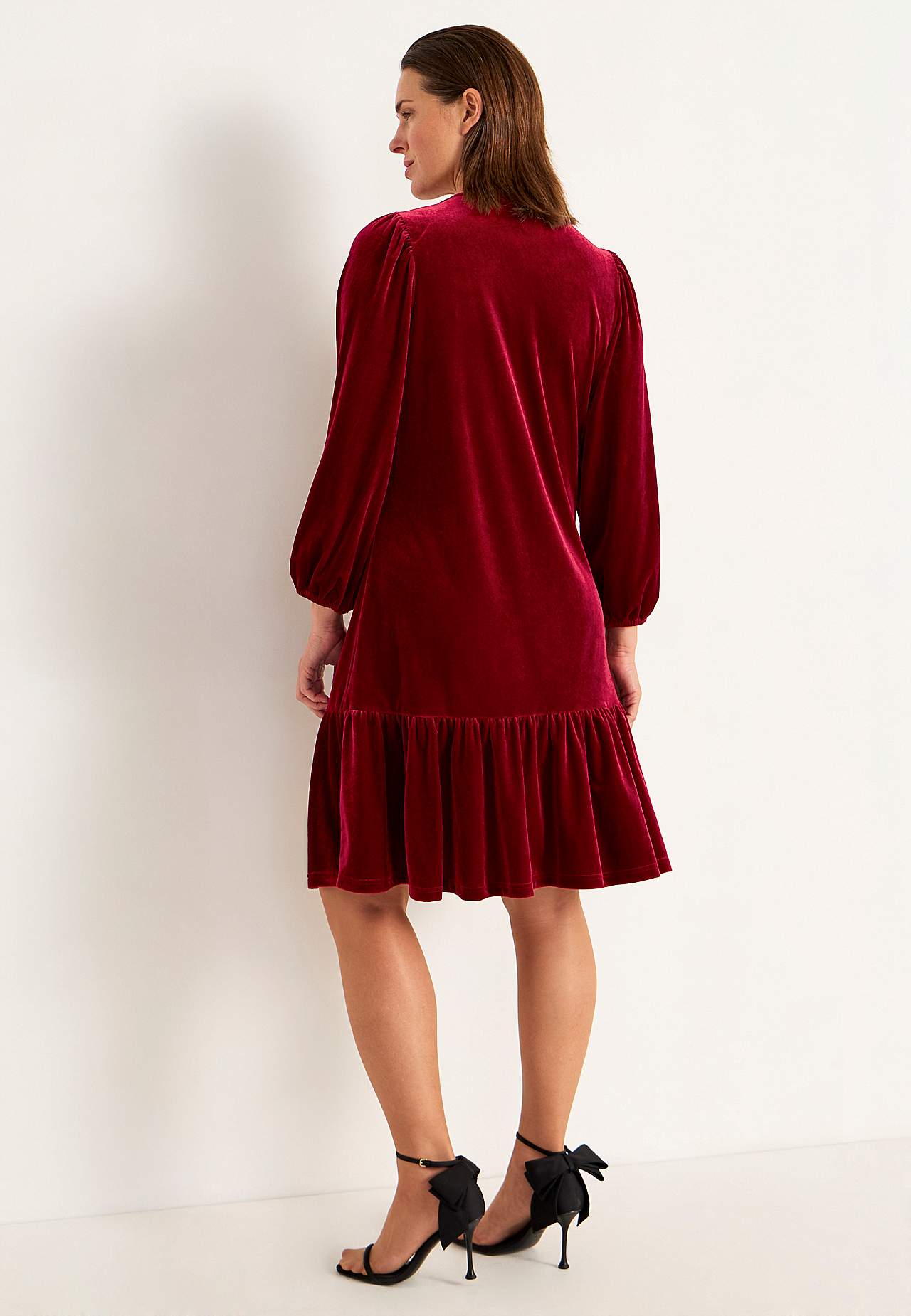 Dress in velour with flounce