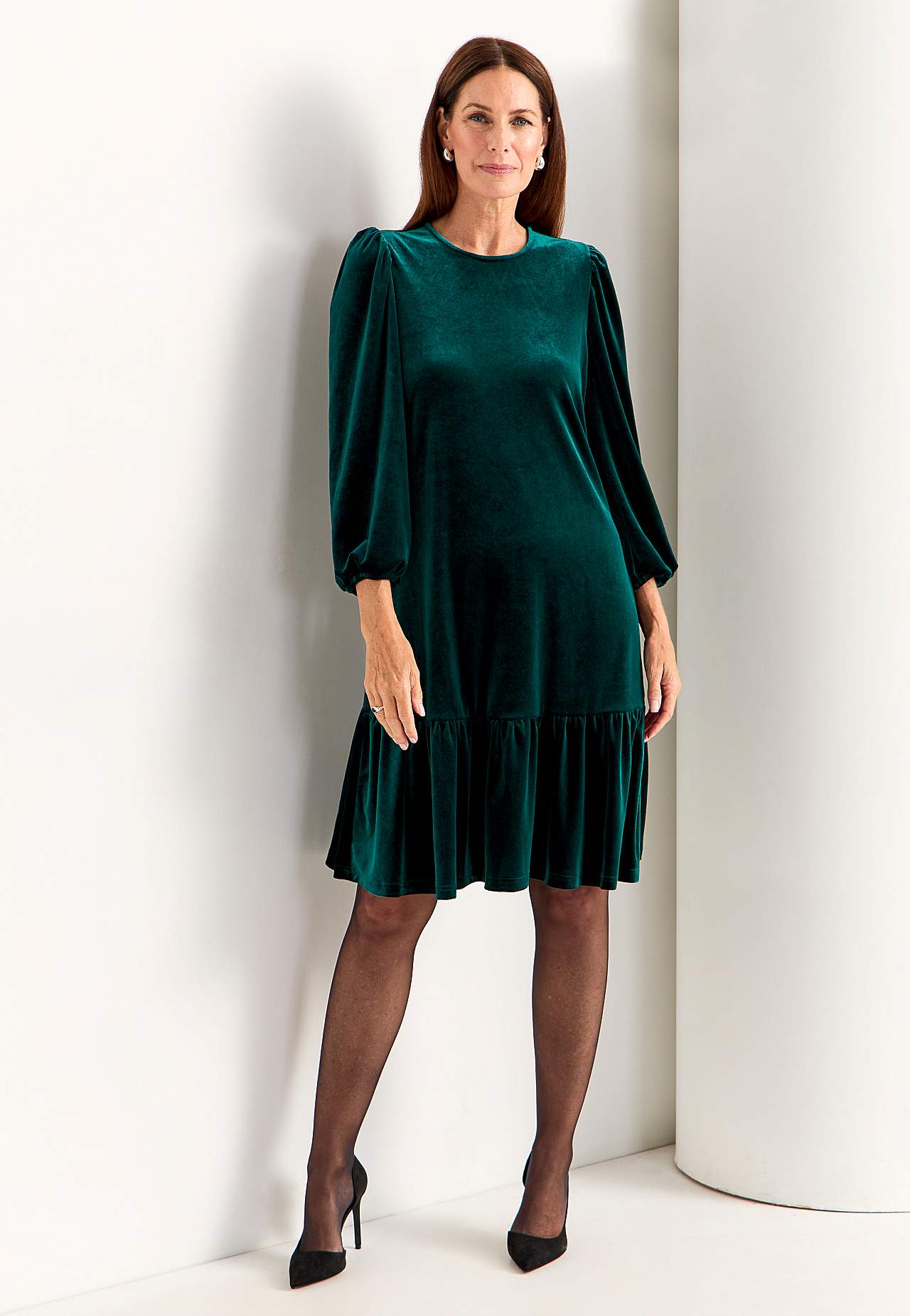 Dress in velour with flounce