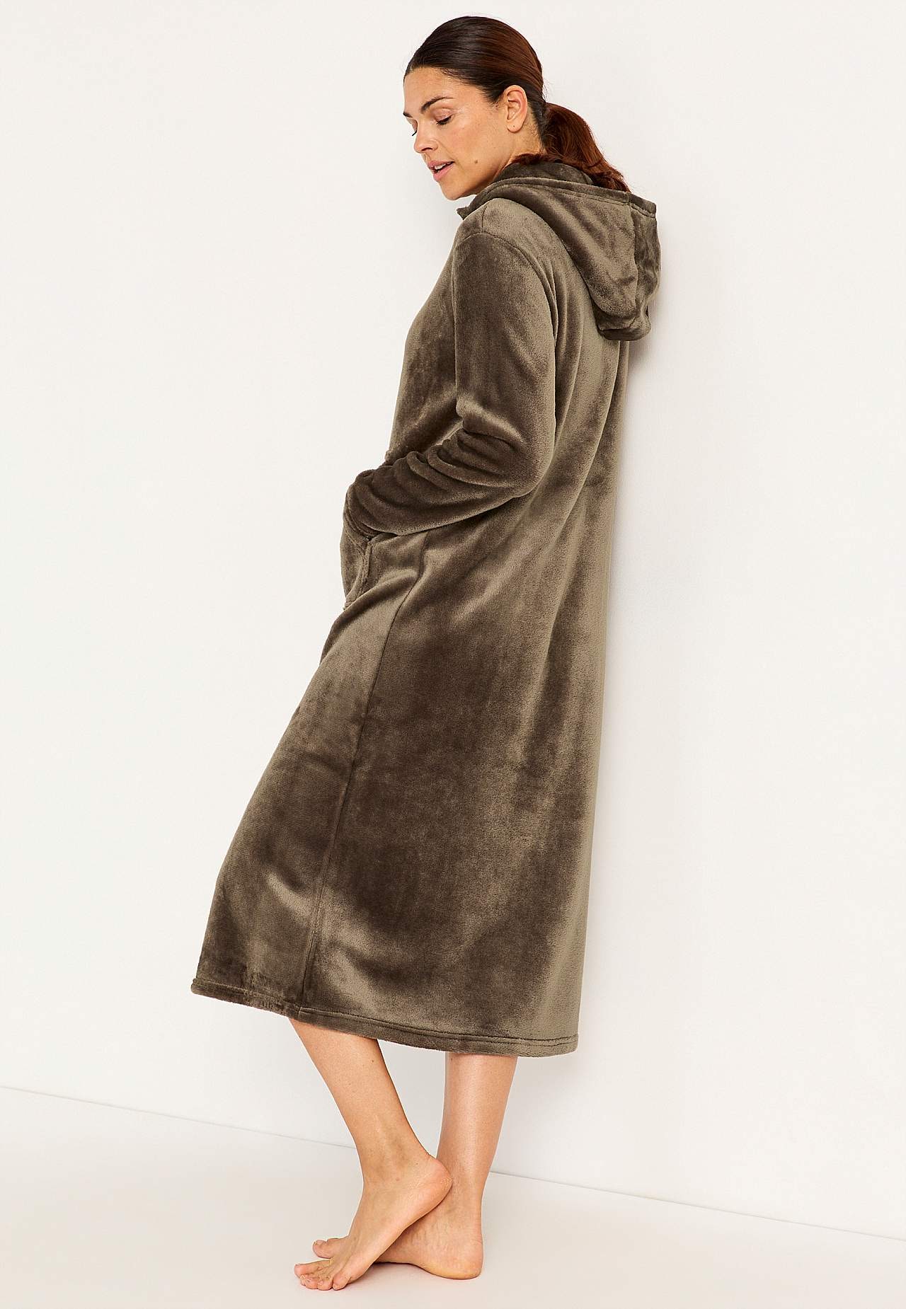 Dressing gown with pockets at the front