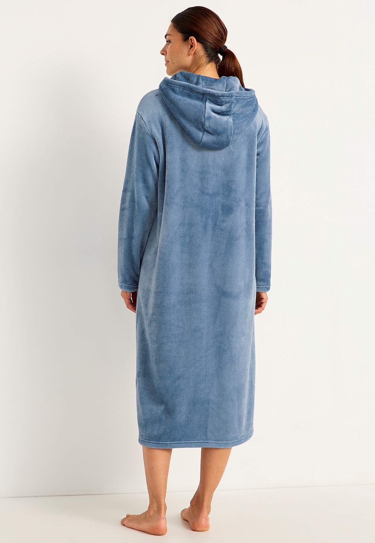 Dressing gown with pockets at the front