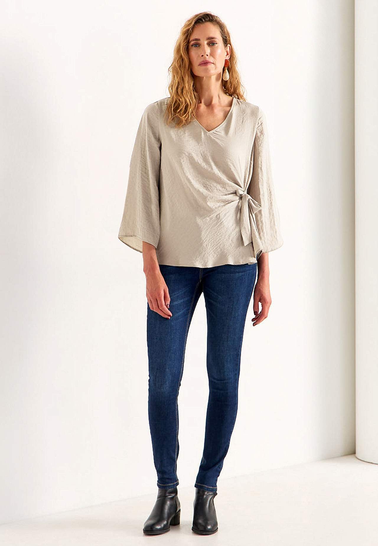 Blouse with tie band