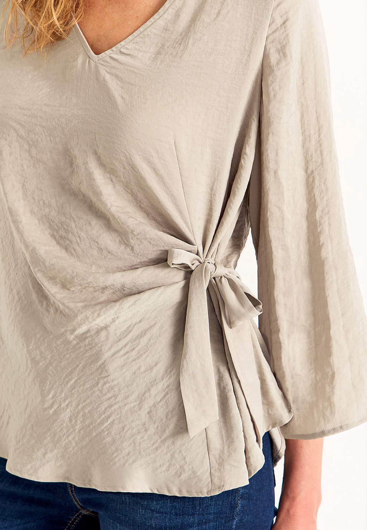 Blouse with tie band