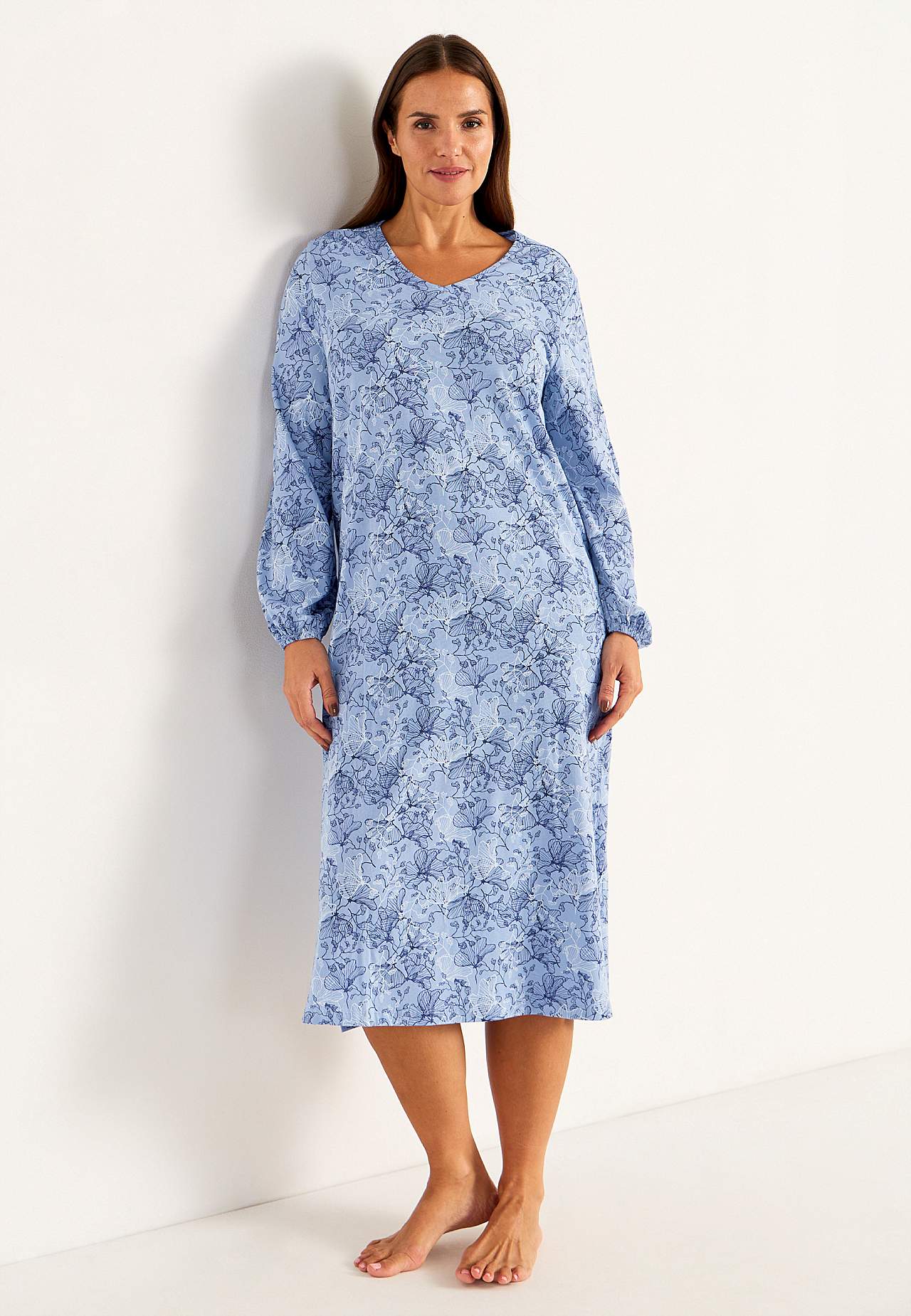 Nightdress with long sleeves