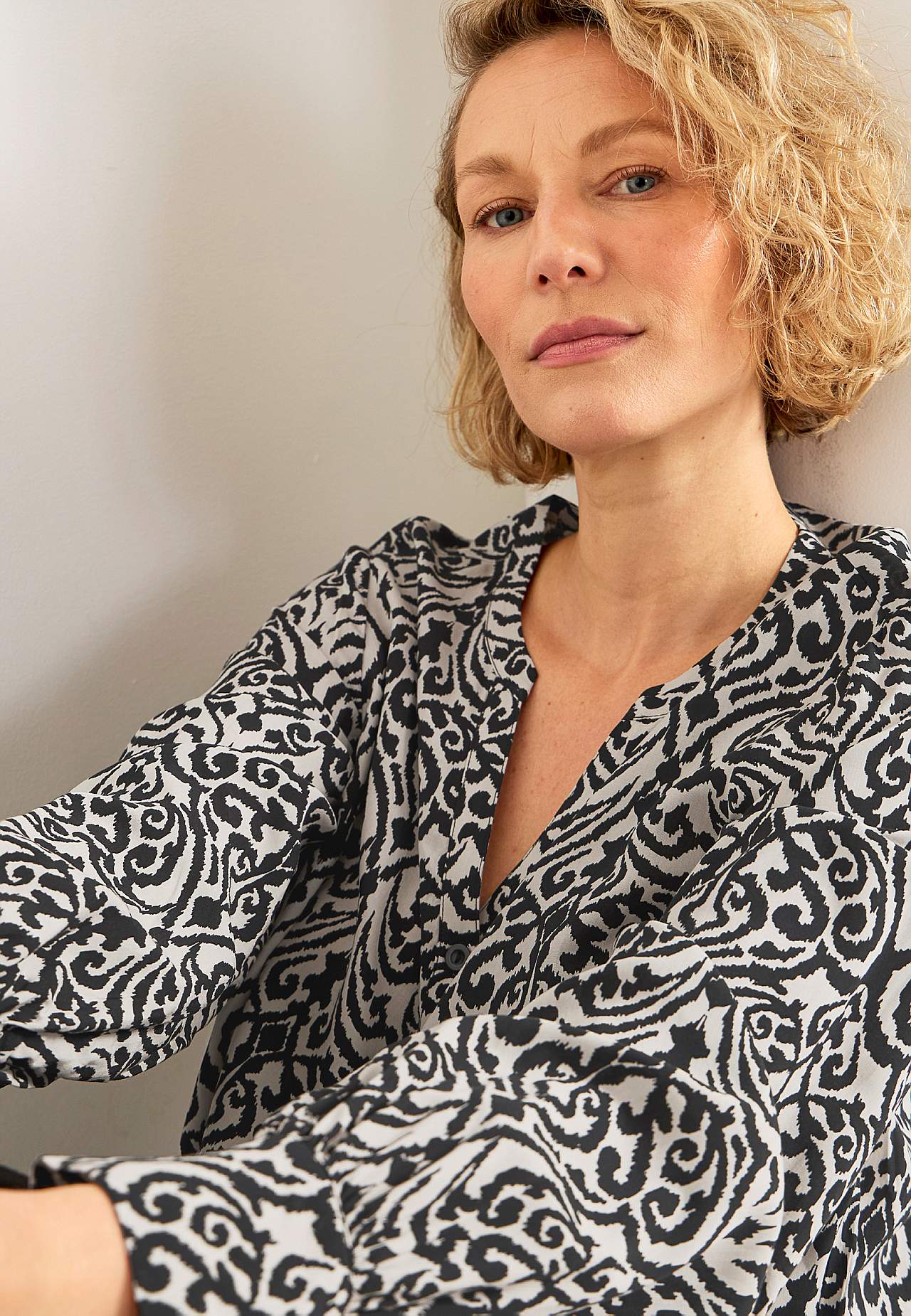 Woven tunic with buttons