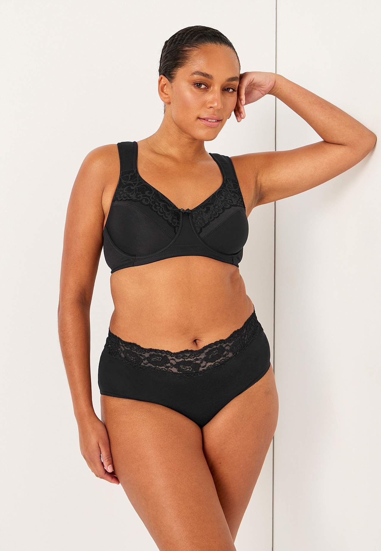 Underwired bra with lace