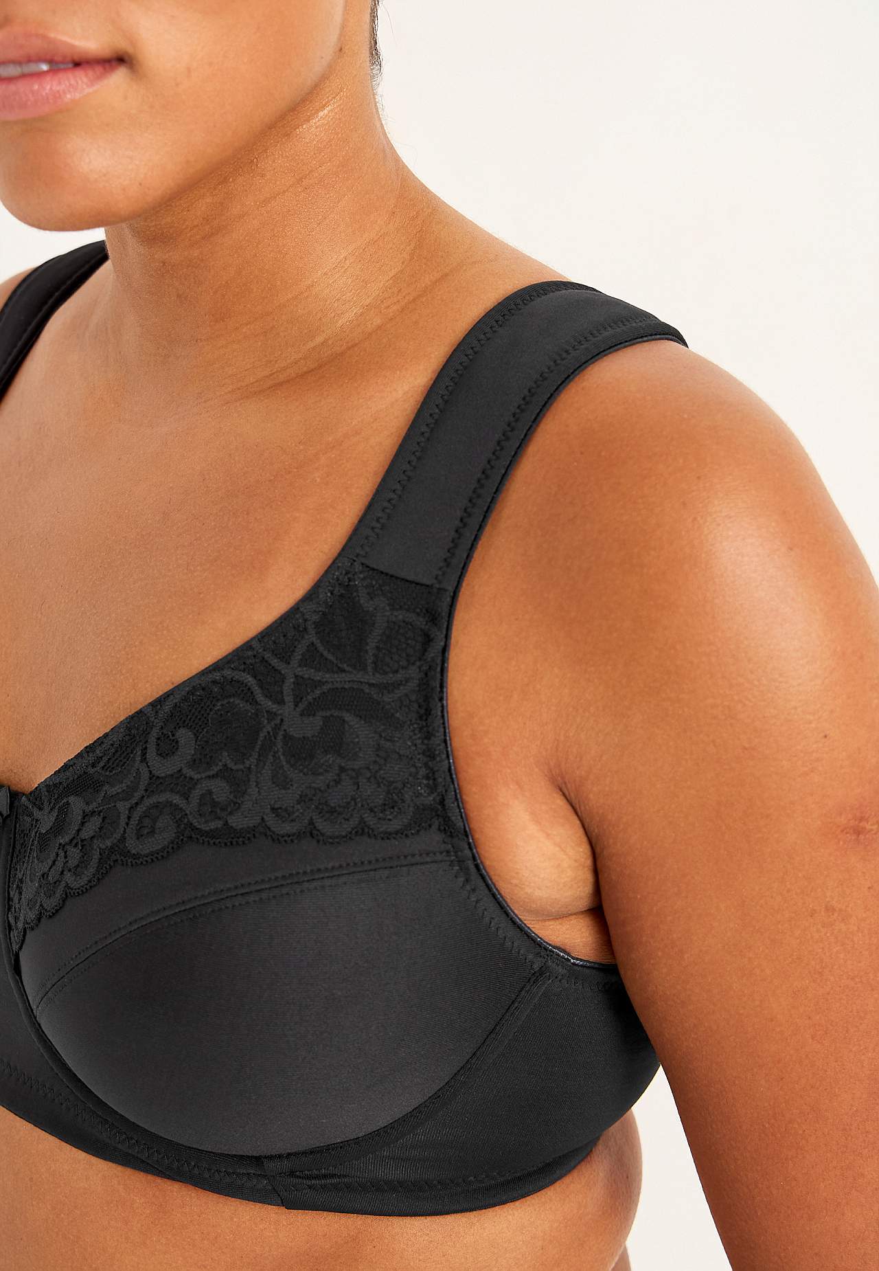 Underwired bra with lace