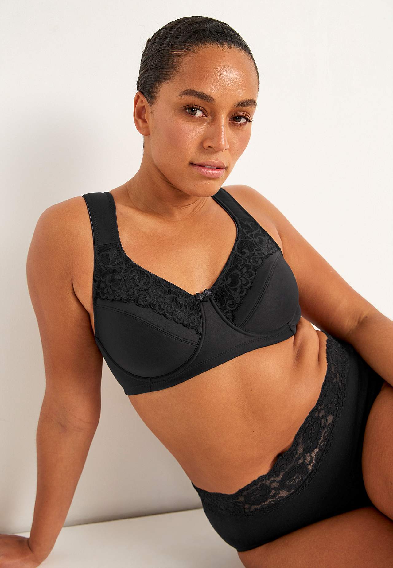 Underwired bra with lace