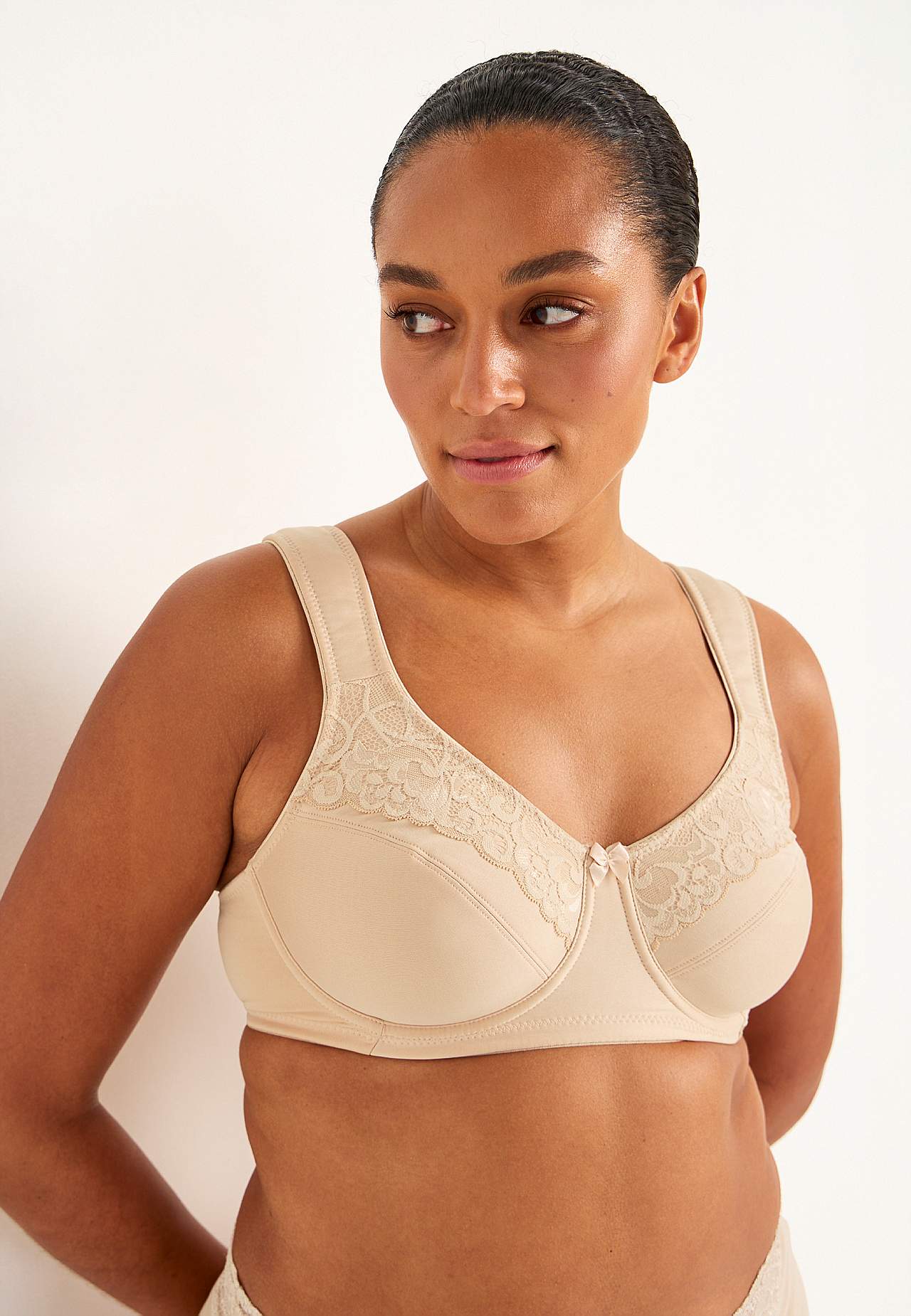 Underwired bra with lace