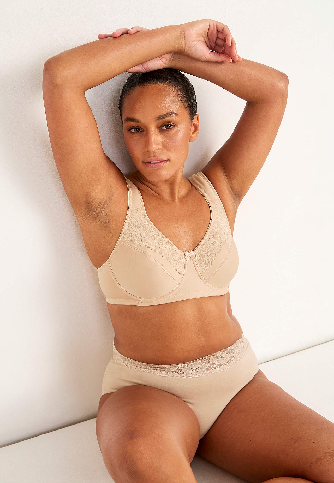 Underwired bra with lace