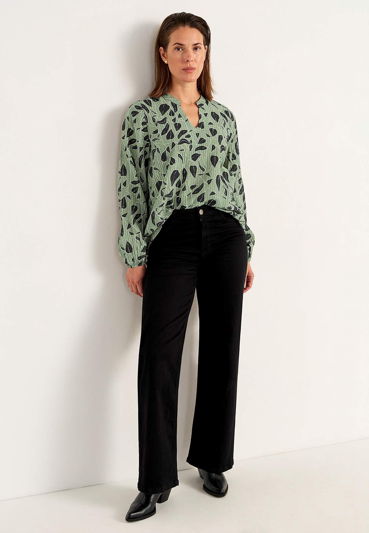Woven blouse with structure