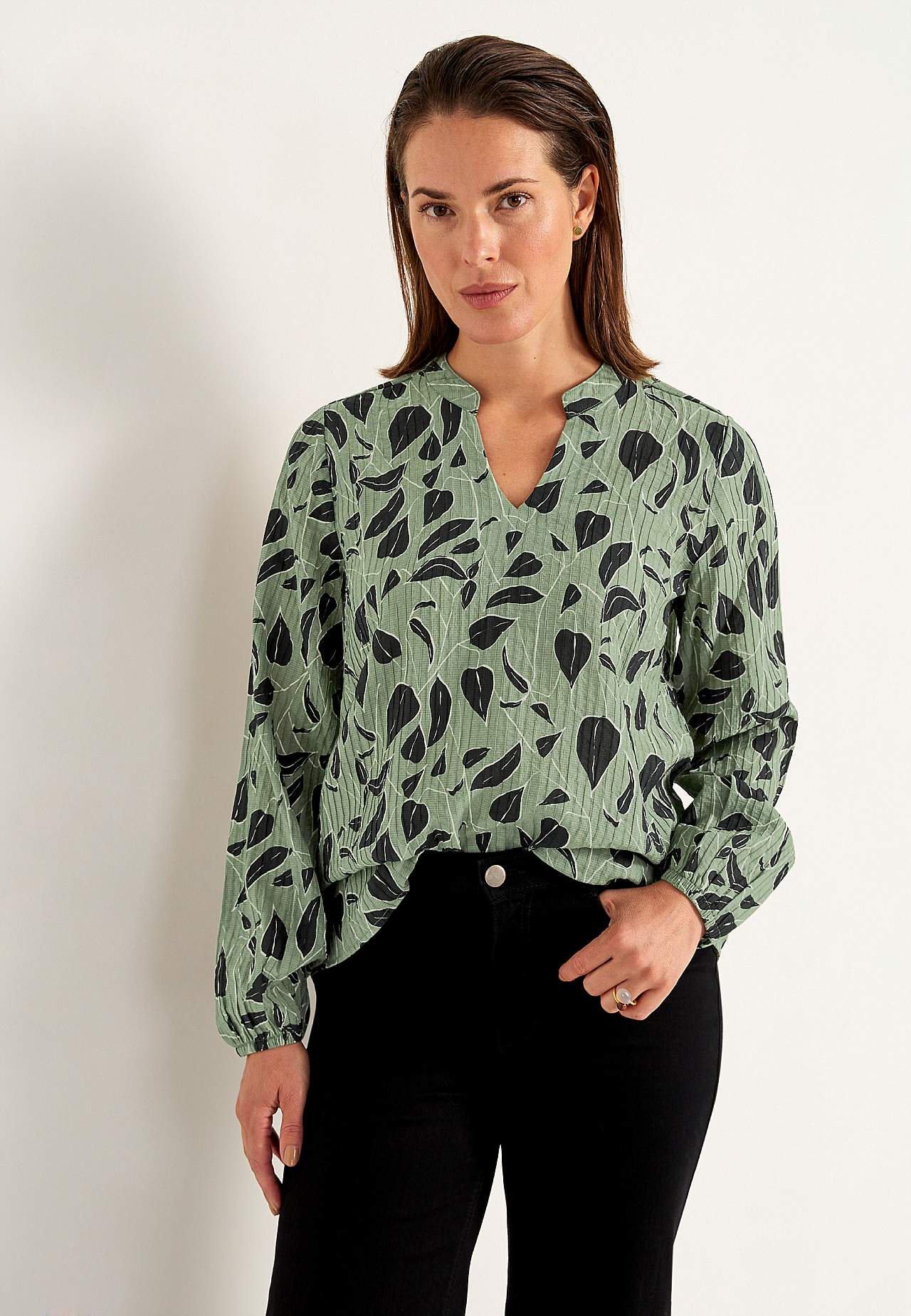 Woven blouse with structure
