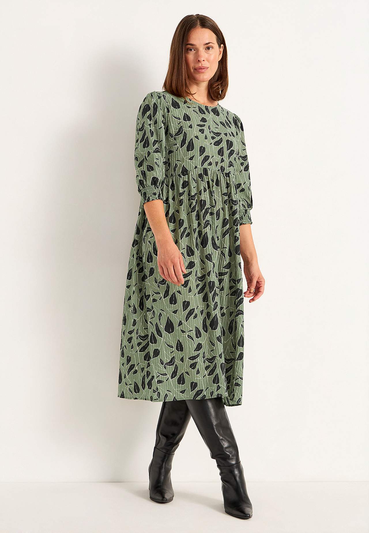 Woven dress with structure