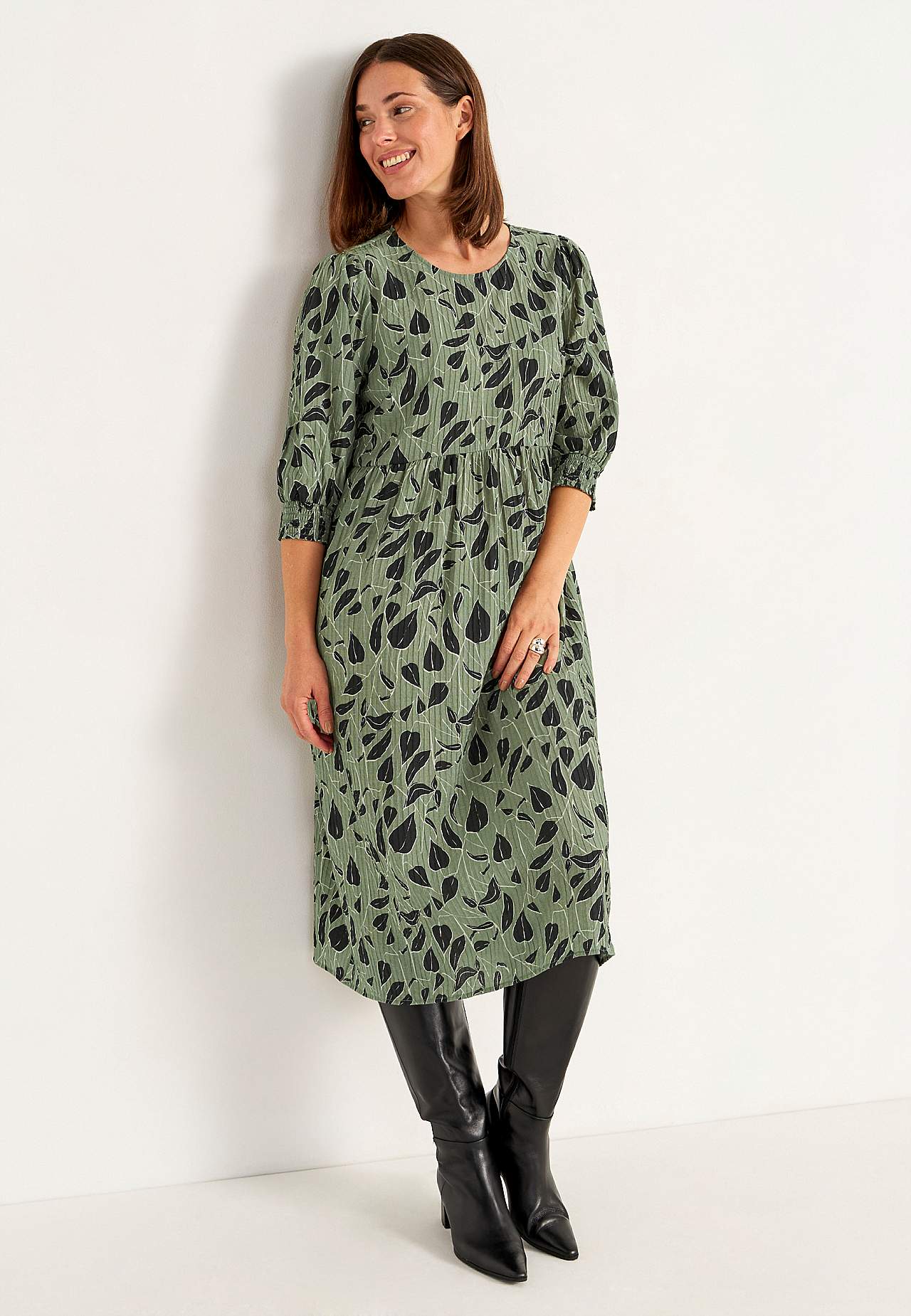 Woven dress with structure