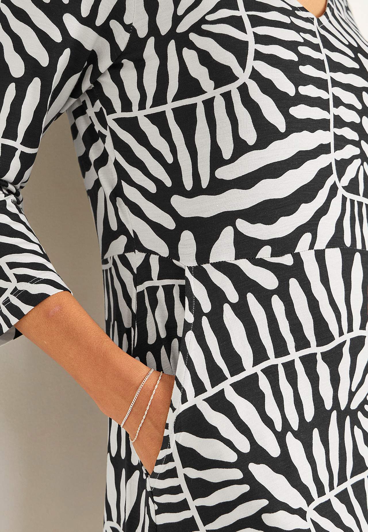Jersey dress with pockets