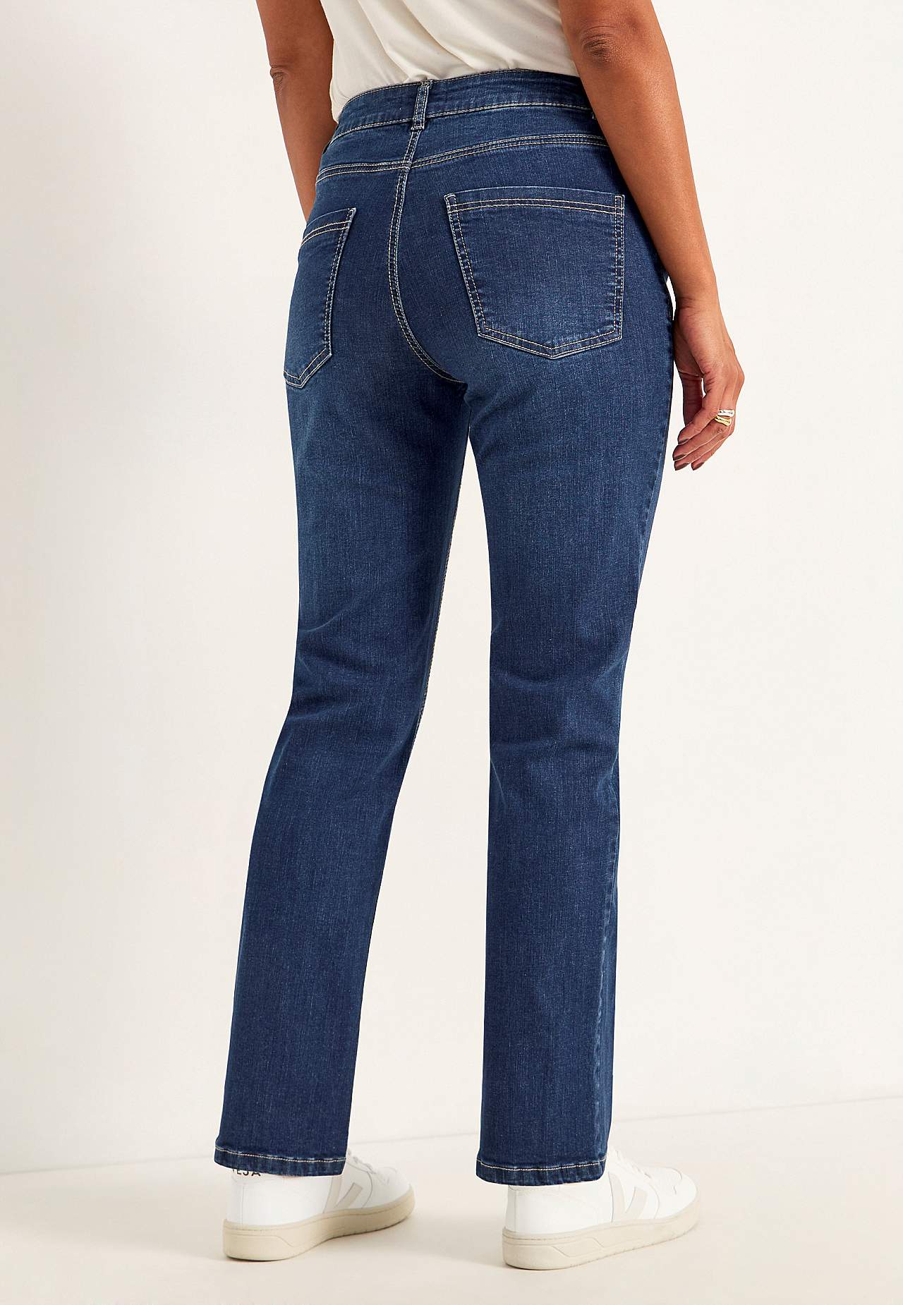 Comfortable stretch jeans with straight leg
