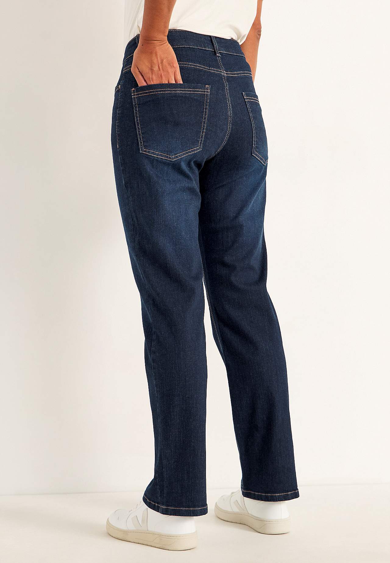 Comfortable stretch jeans with straight leg