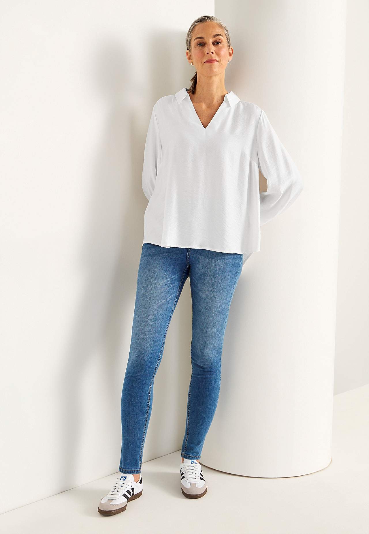 Woven blouse with wide sleeves