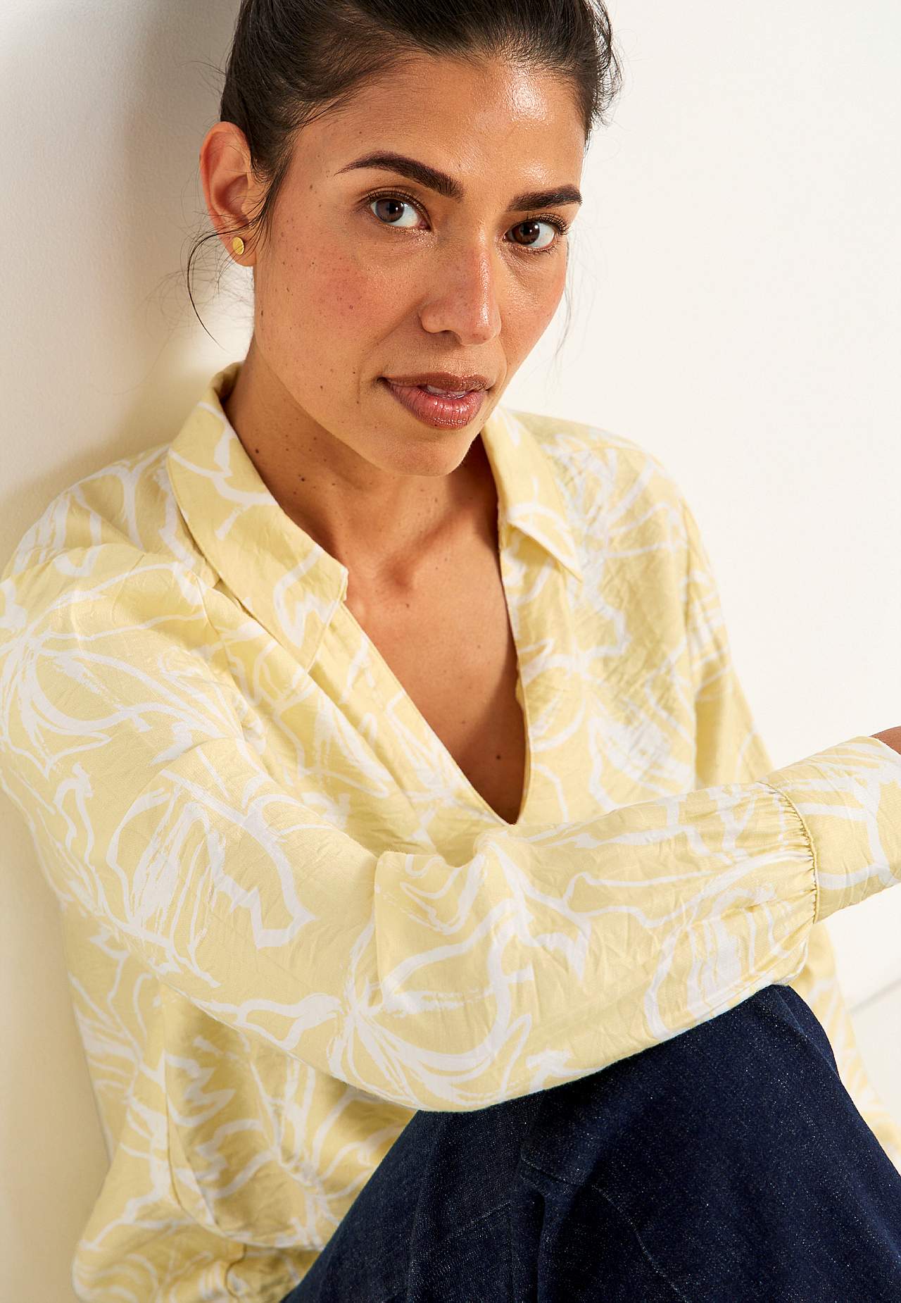 Woven blouse with wide sleeves