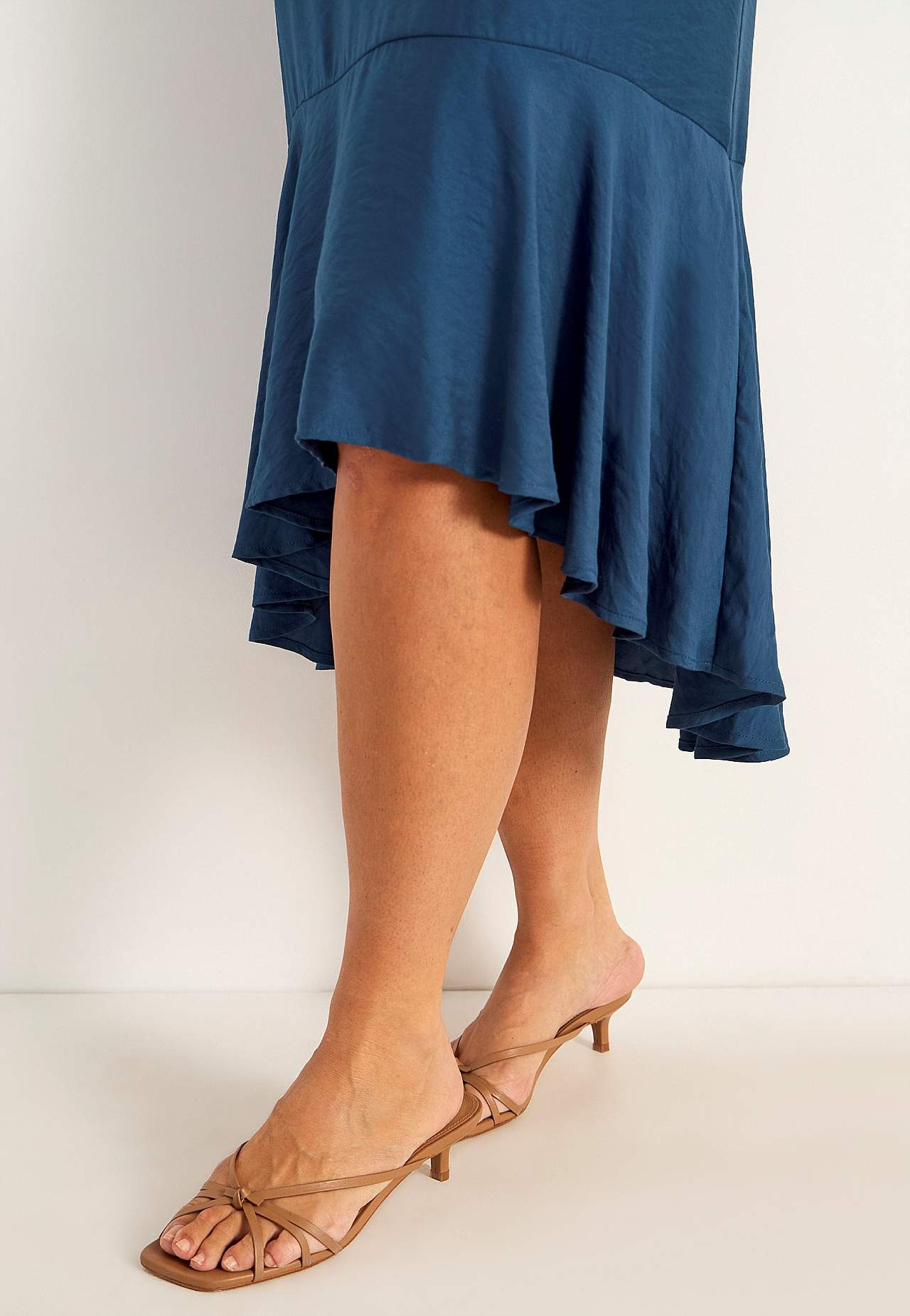 Flounce dress with butterfly sleeves