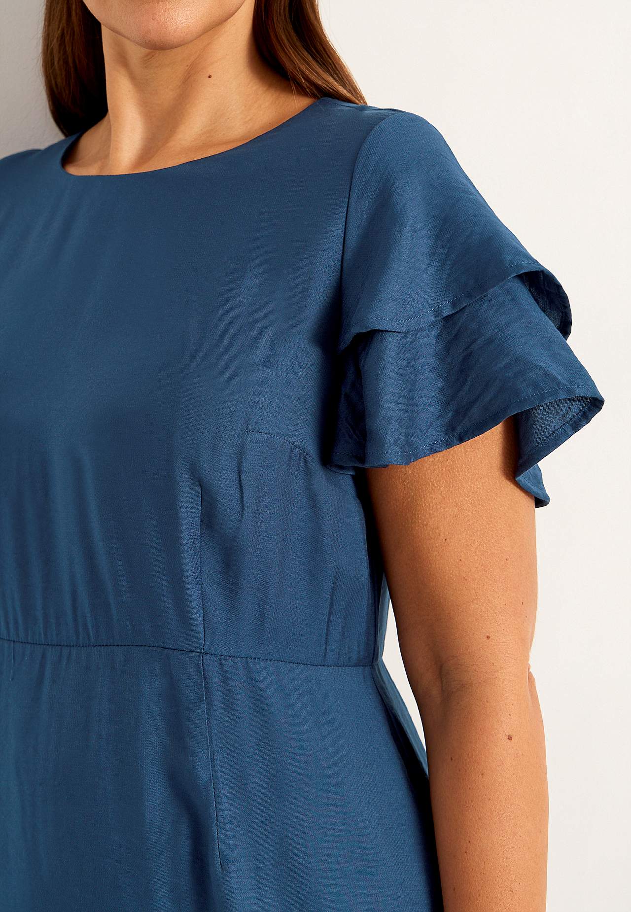 Flounce dress with butterfly sleeves