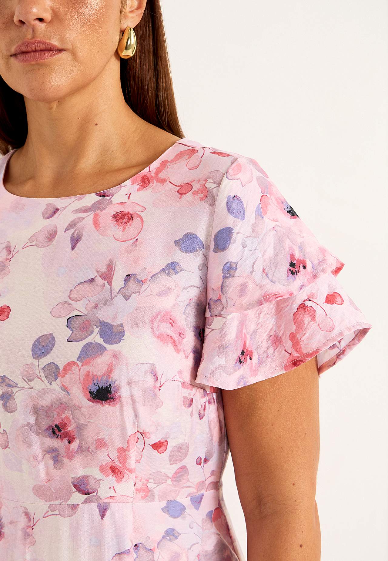 Flounce dress with butterfly sleeves