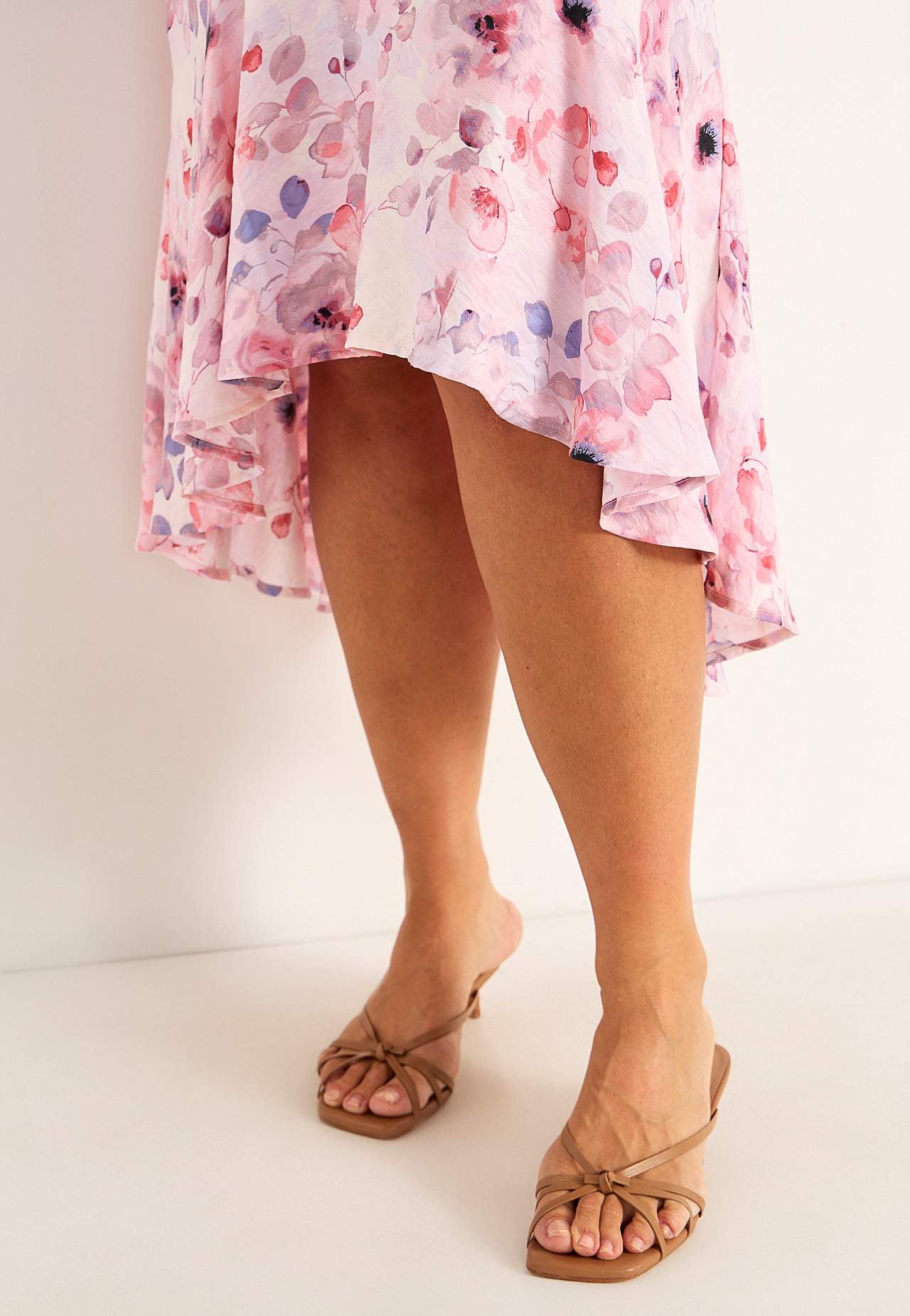 Flounce dress with butterfly sleeves