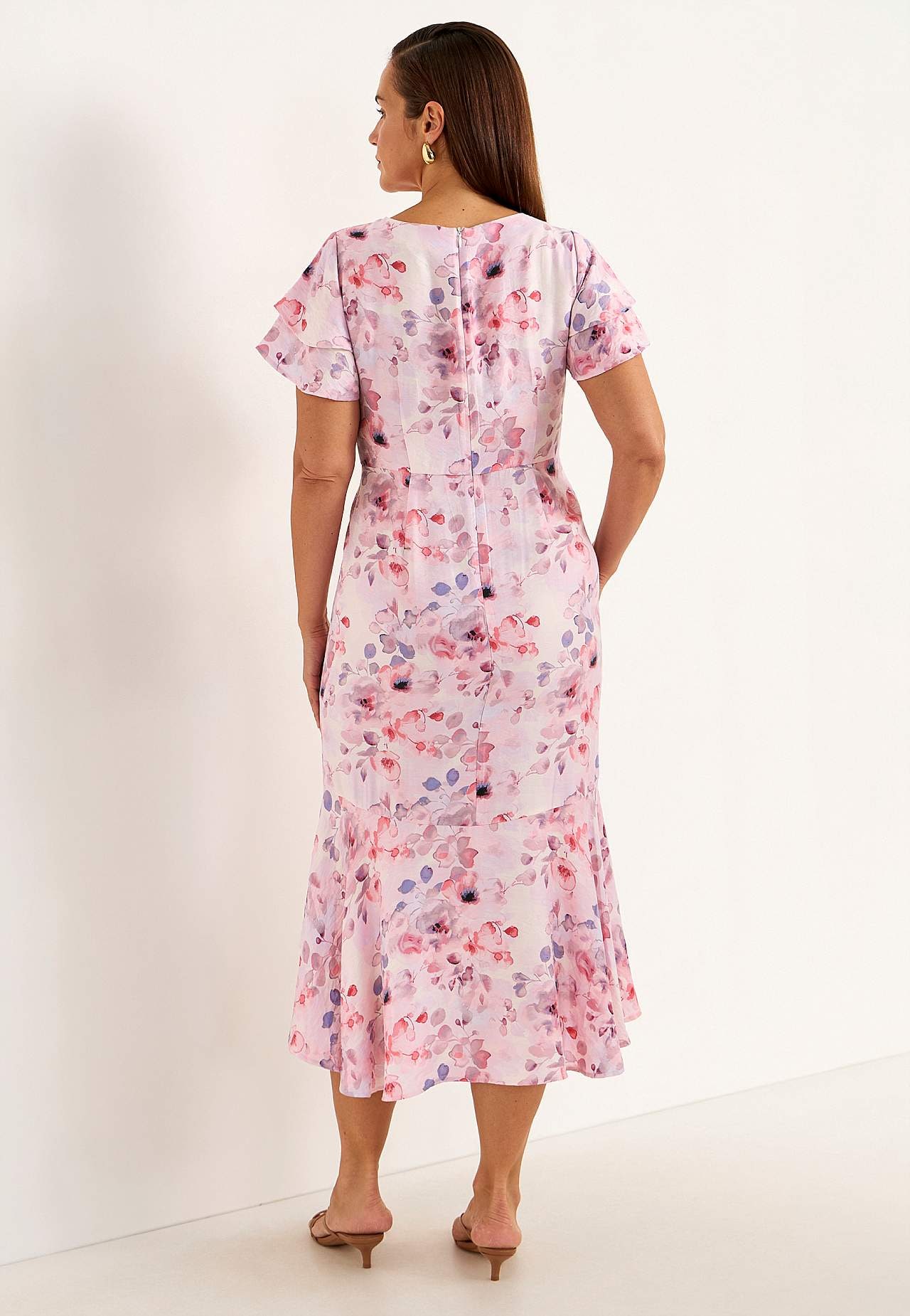 Flounce dress with butterfly sleeves