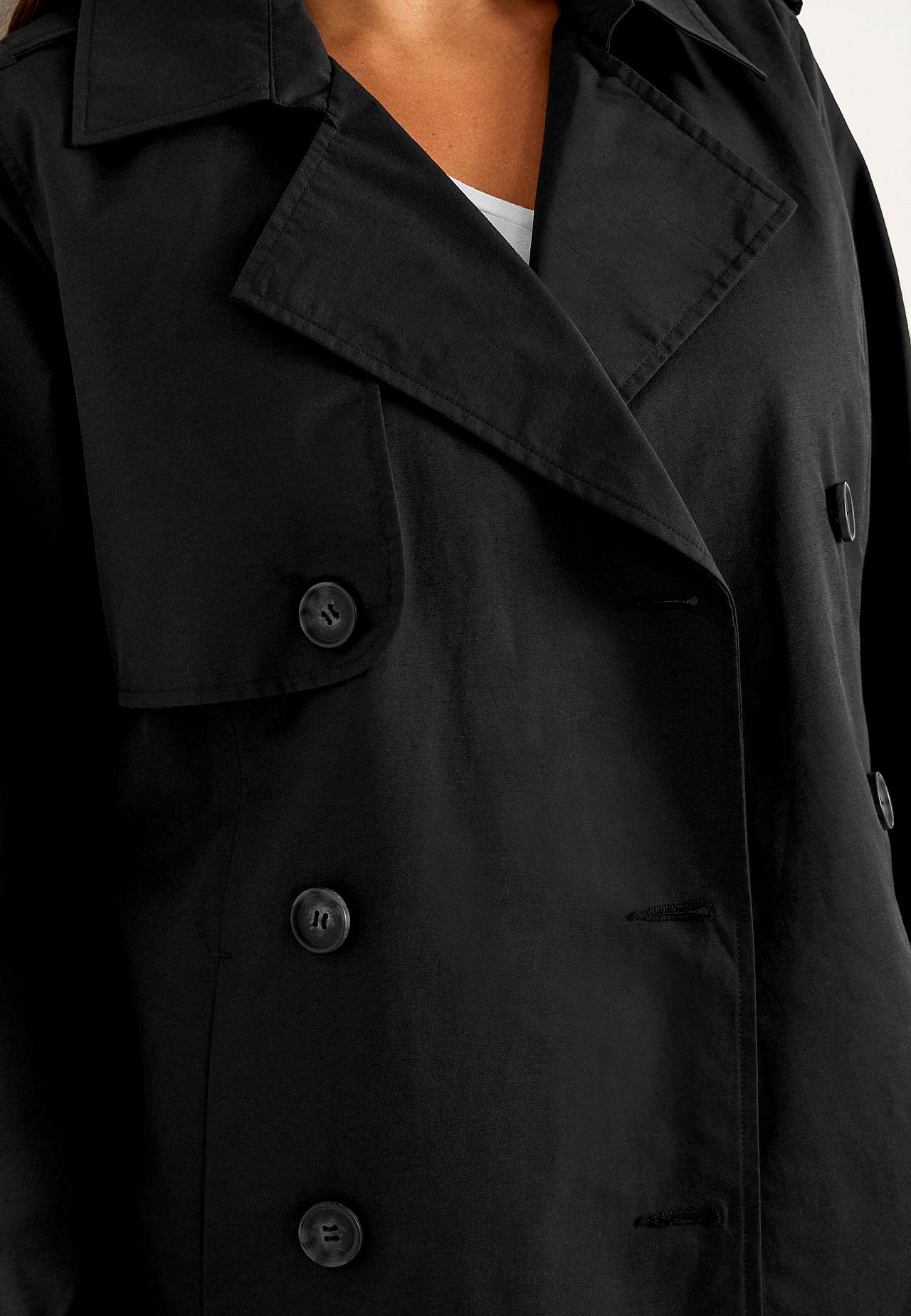 Double-breasted, short trenchcoat
