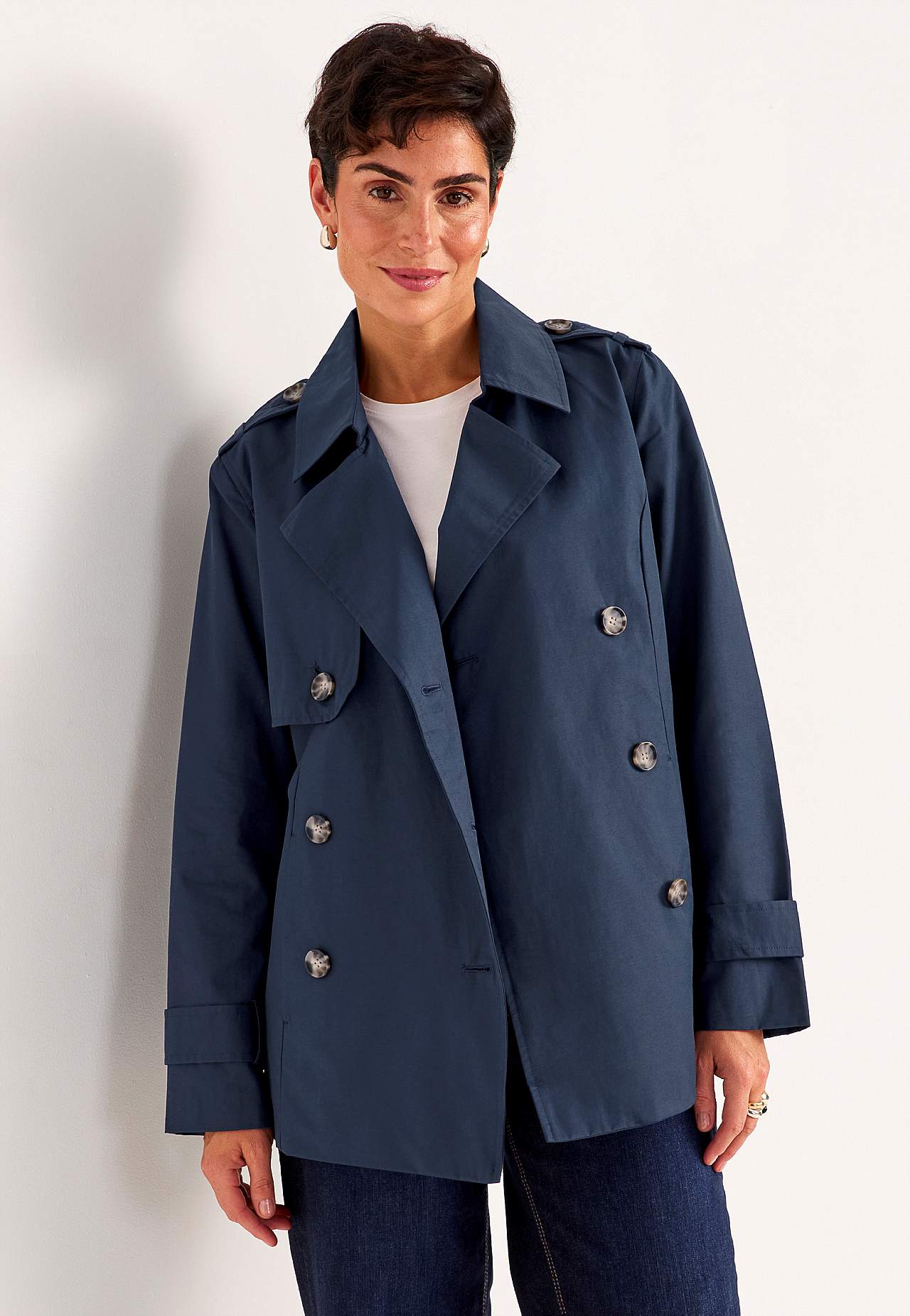Dobbeltbrystet, kort trenchcoat
