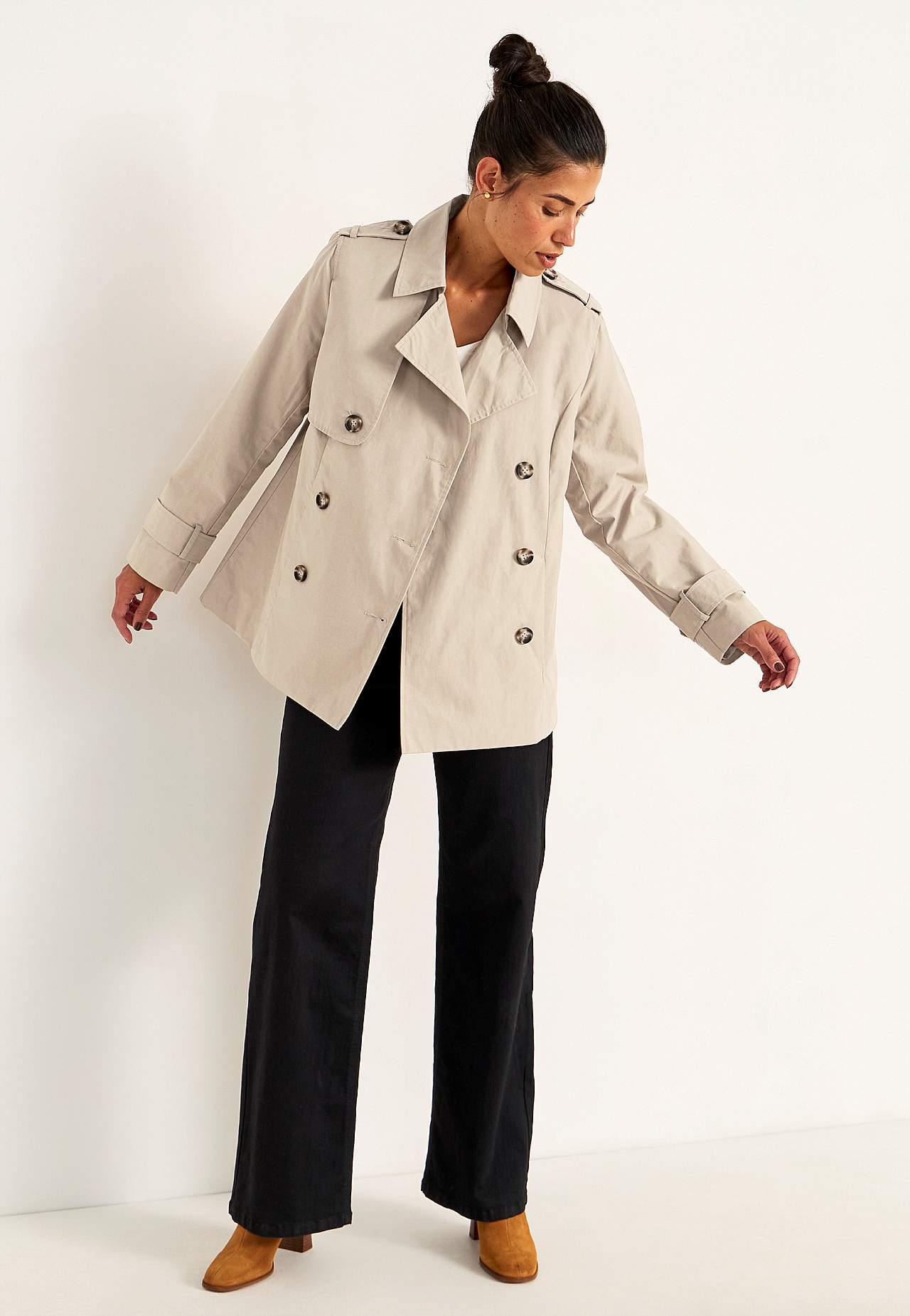 Double-breasted, short trenchcoat