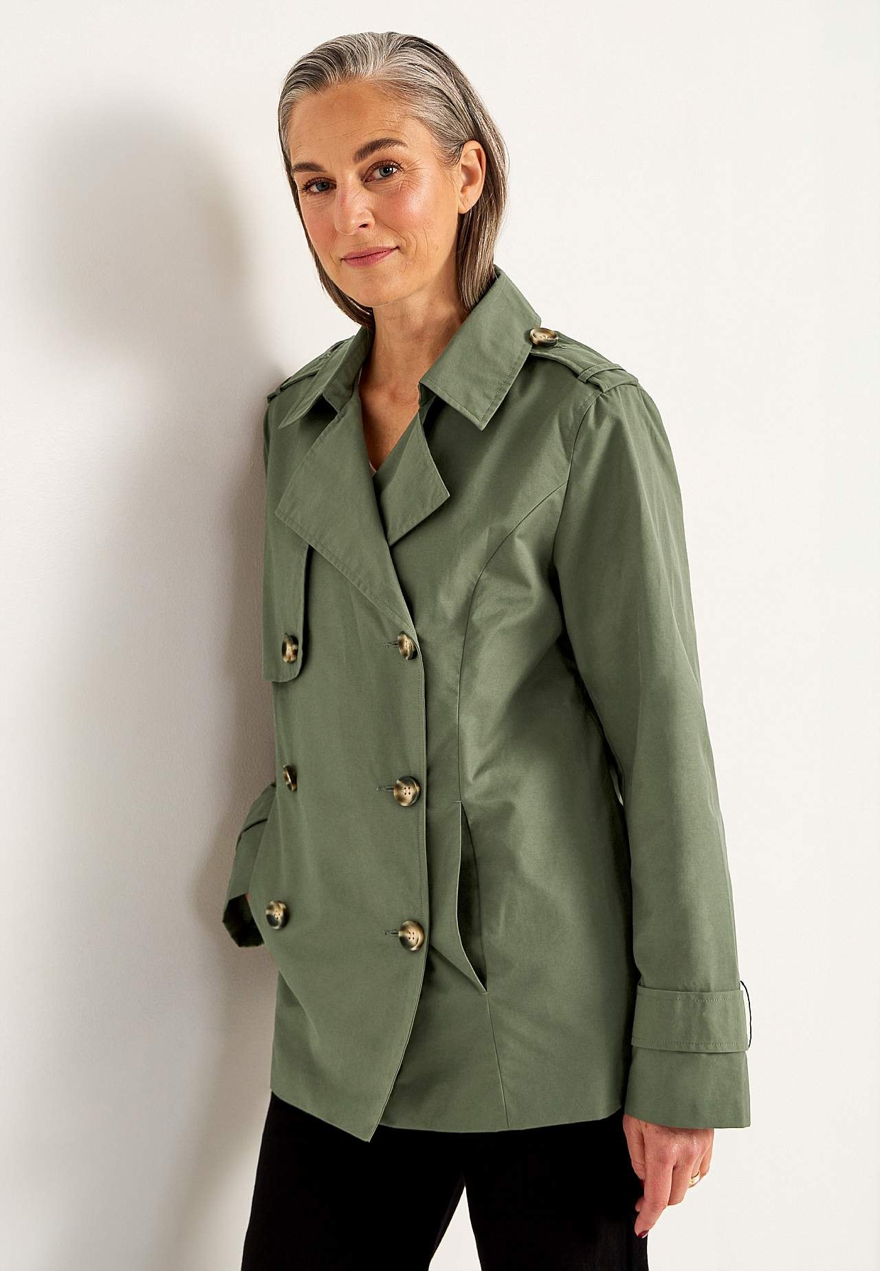 Double-breasted, short trenchcoat