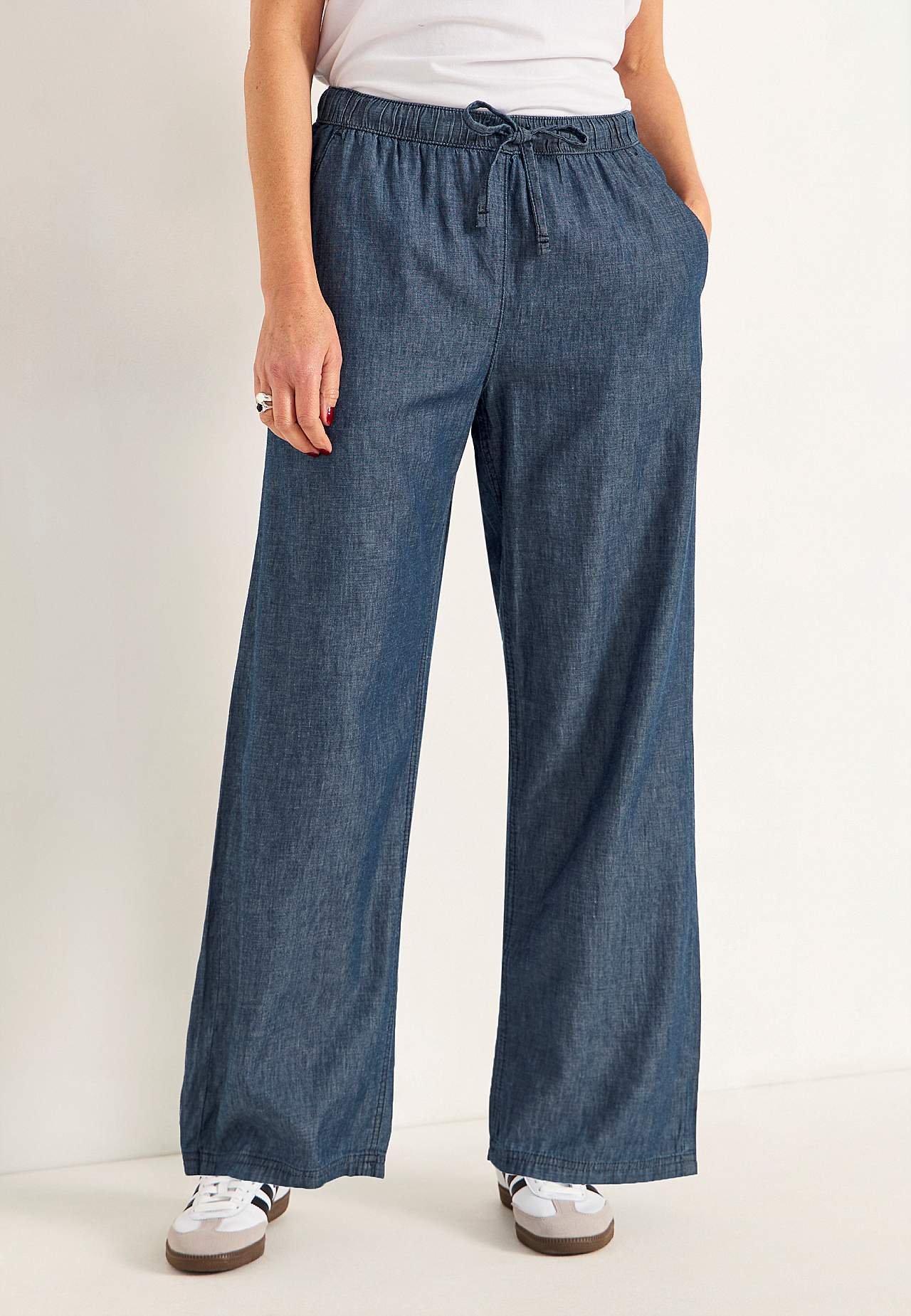 Trousers in denim with wide legs