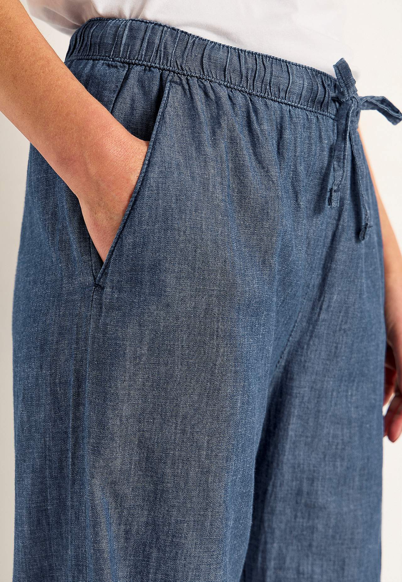 Trousers in denim with wide legs
